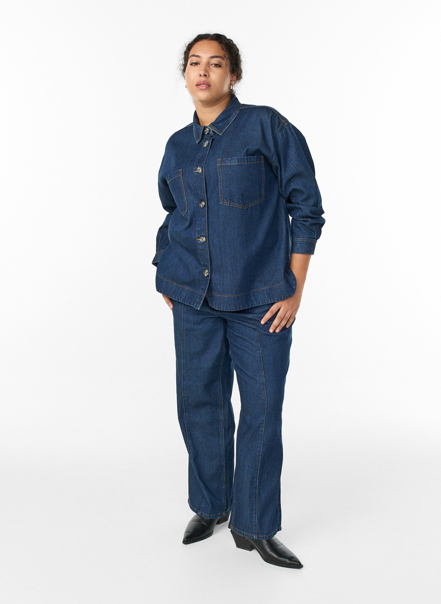 Zizzi Losse denimshirt met zakken op de borst, Blauw, Model image number 1