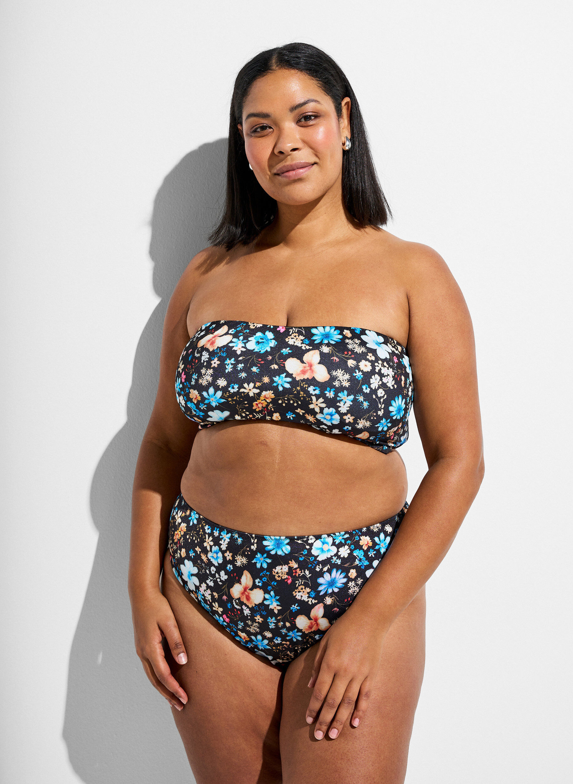 Zizzi Bloemen brazilian bikini broekje, Blauw, Model image number 0