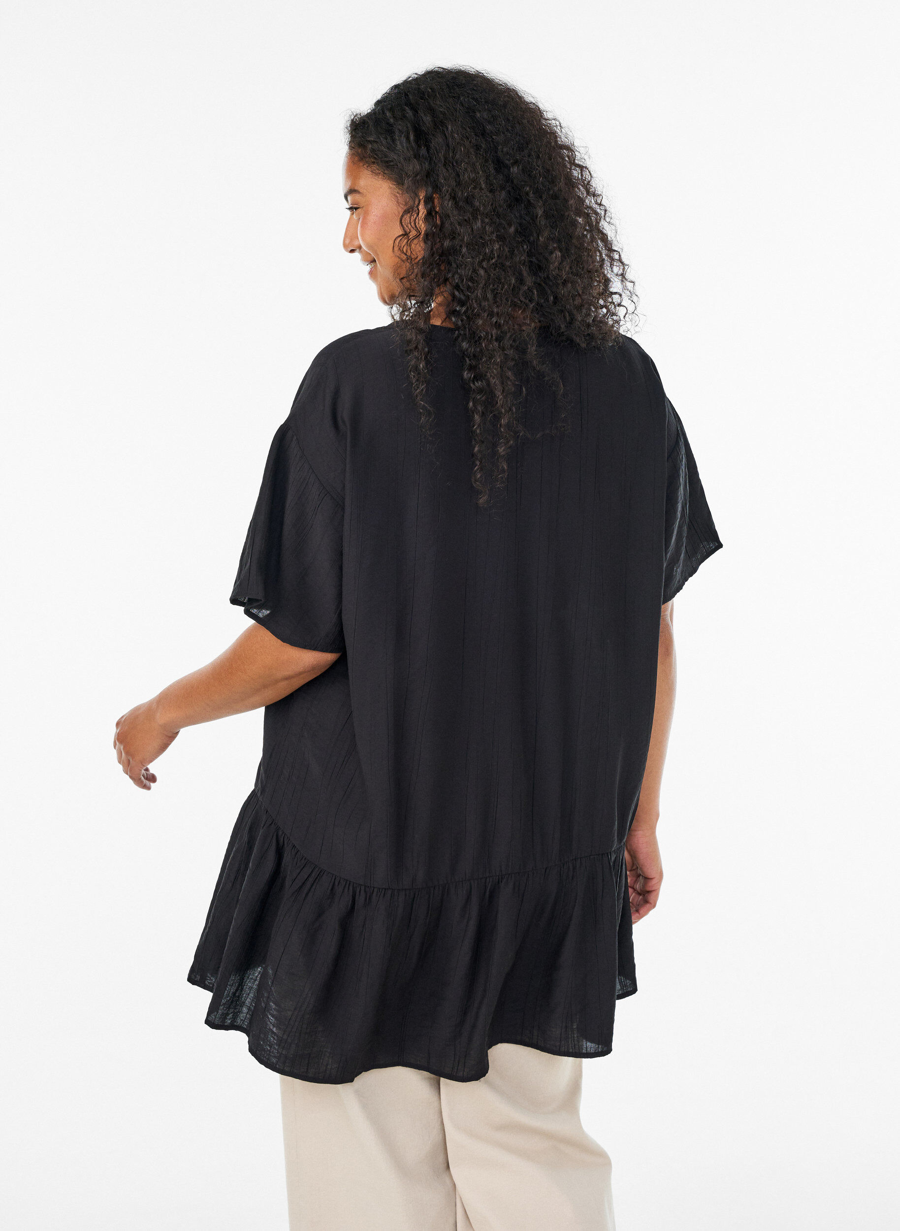 ZizziLosse tuniek met gekreukte structuur en rucherand, Zwart, Model image number 2