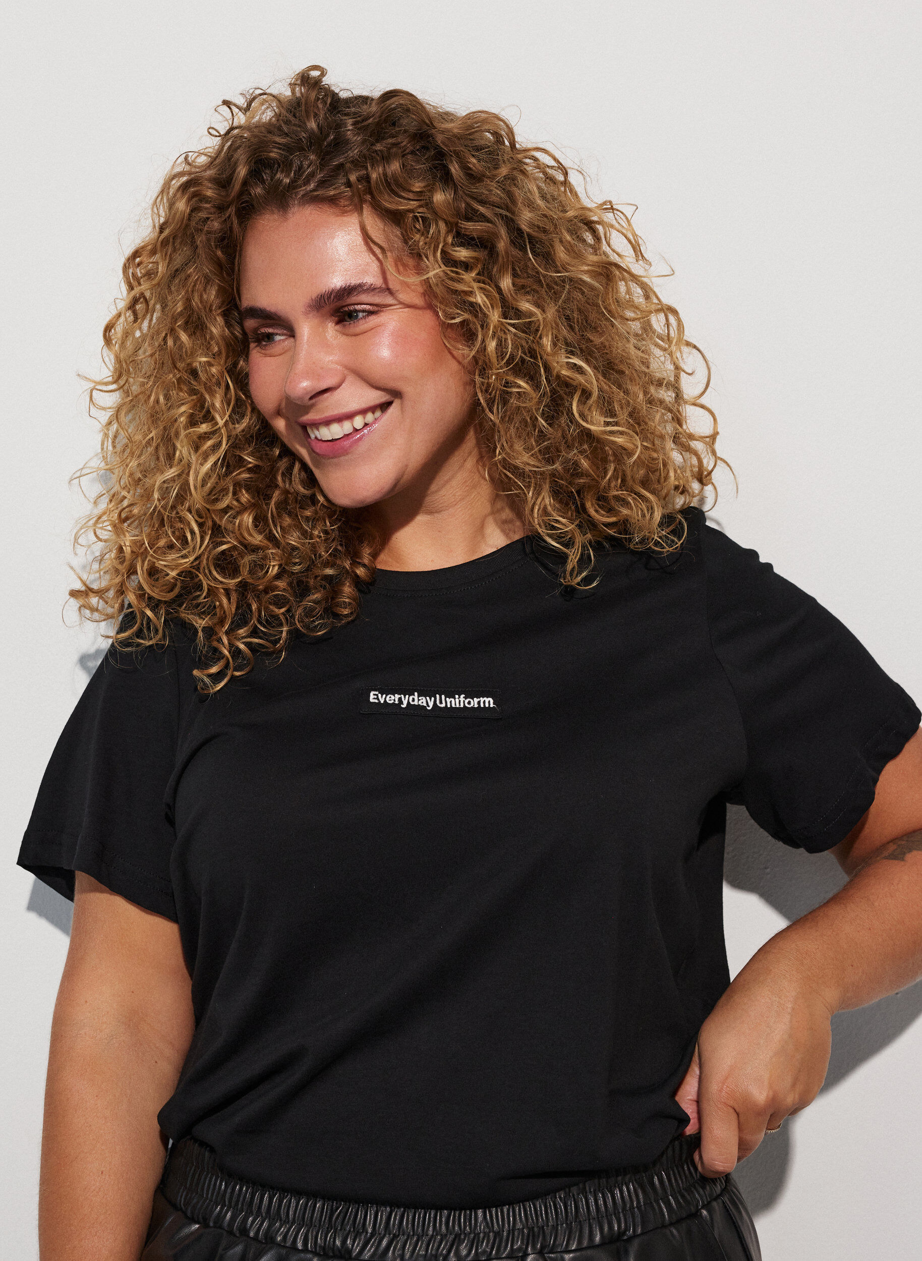 ZizziKatoenen T-shirt met tekstbadge, Zwart, Model image number 3