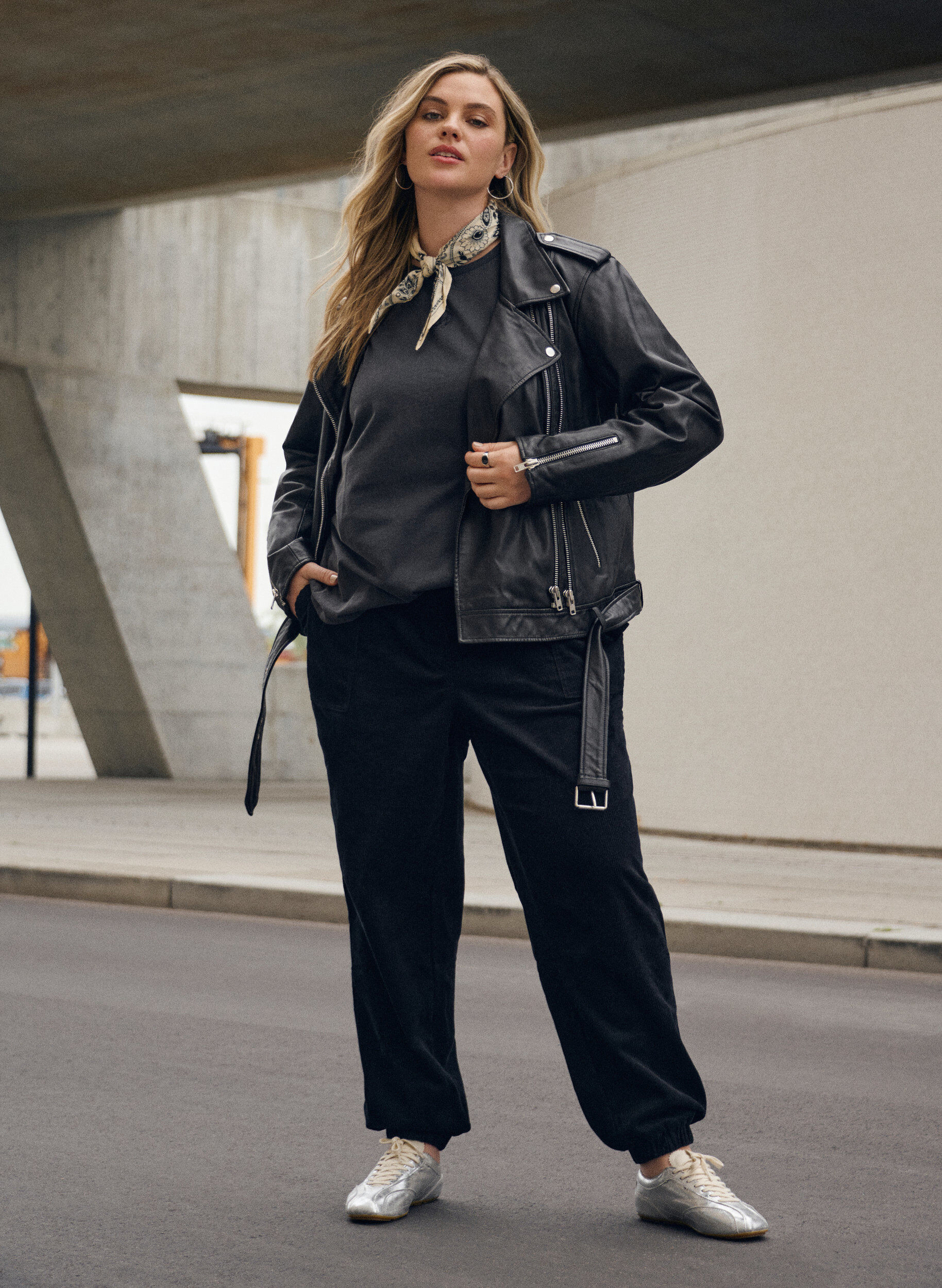 Zizzi Corduroy broek met een elastische tailleband, Zwart, Image image number 0