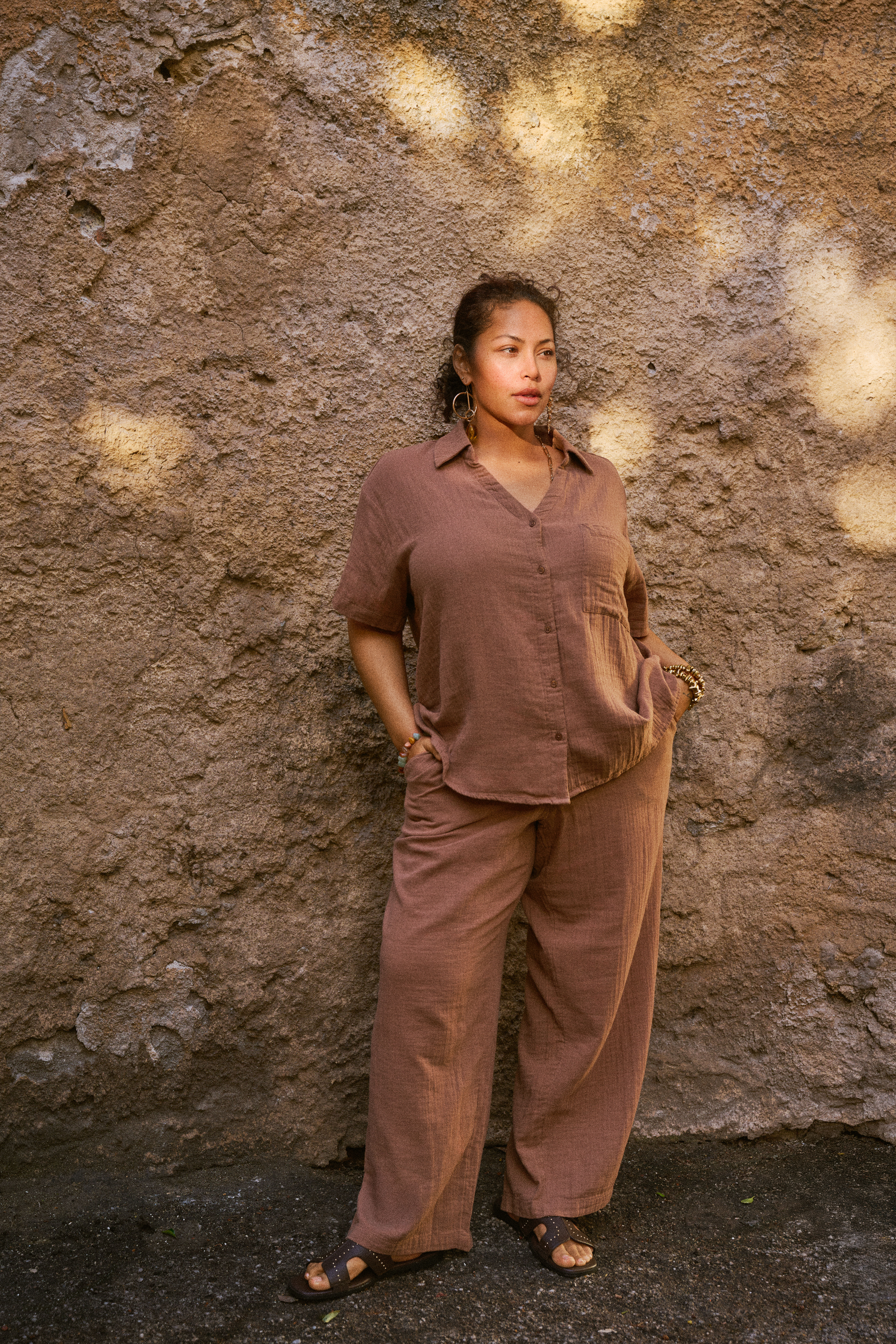 Bruine set in katoenen mousseline, , Model