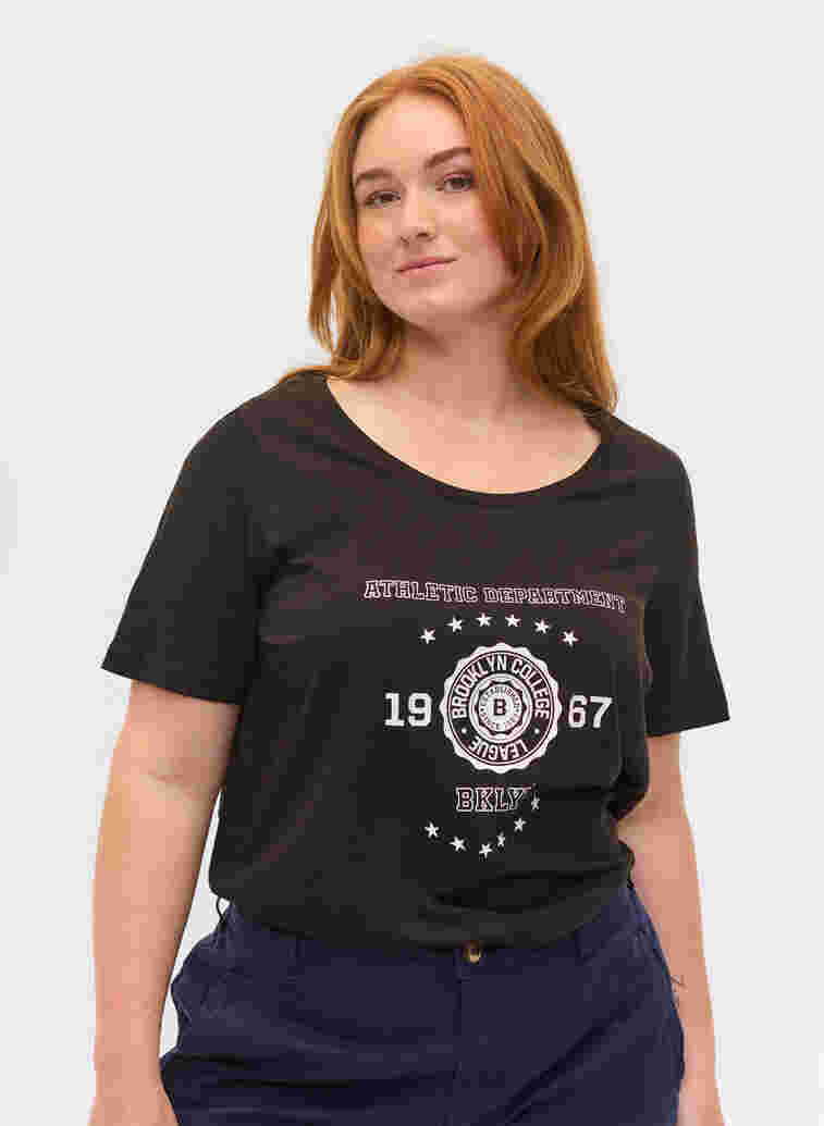 Katoenen t-shirt met korte mouwen en print, Black, Model