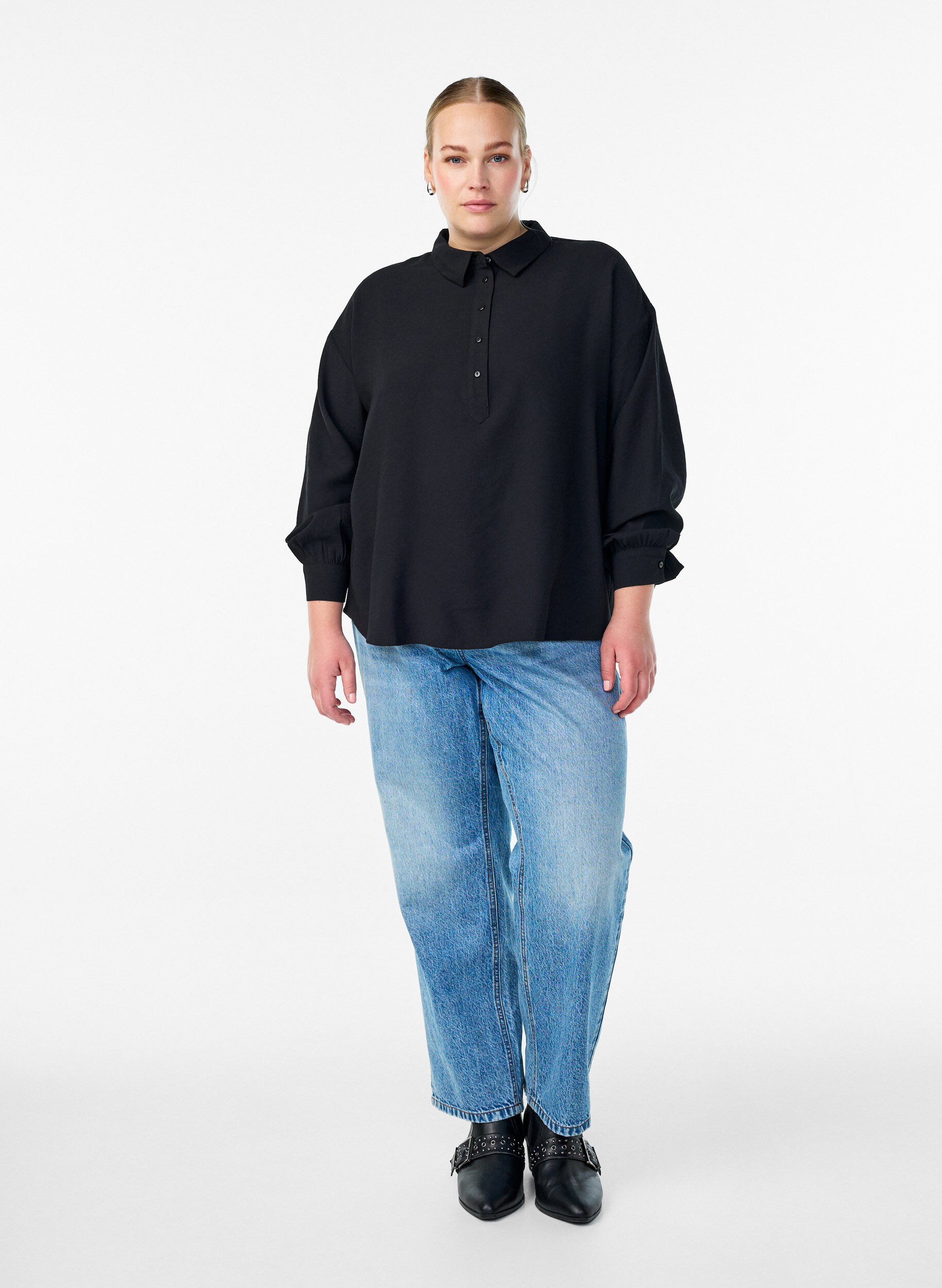 Zizzi Blouse met knoopdetail op de rug, Zwart, Model image number 1