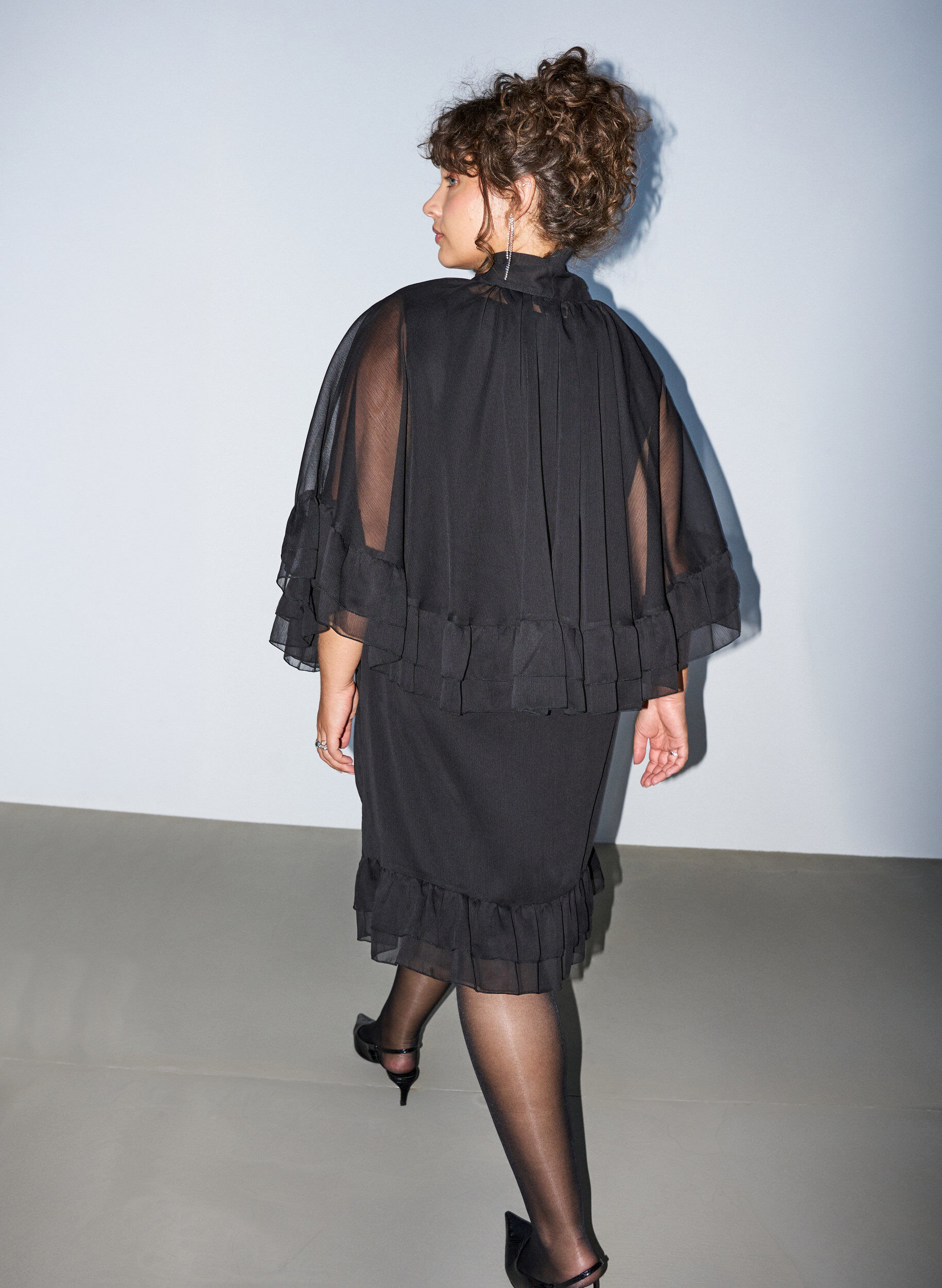 ZizziMouwloze jurk met chiffon cape, Zwart, Model image number 2