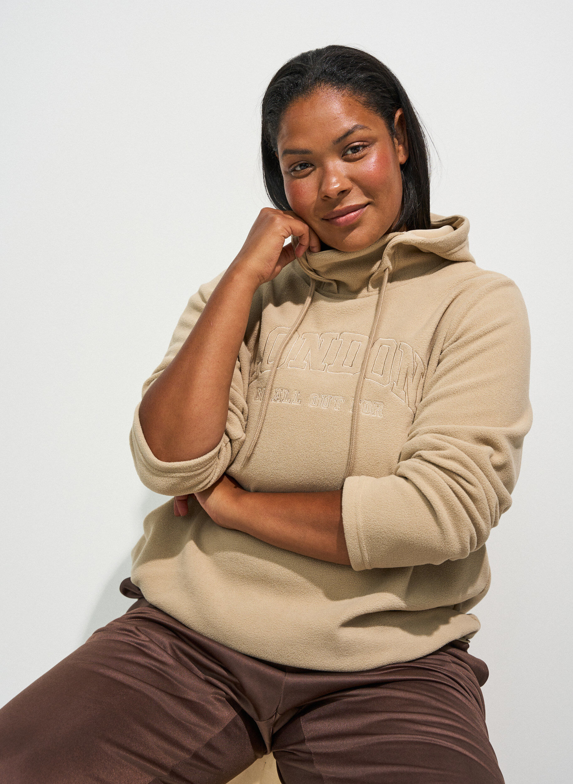ZizziFleece hoodie met een hoge nek en geborduurde tekst, Beige, Model image number 0
