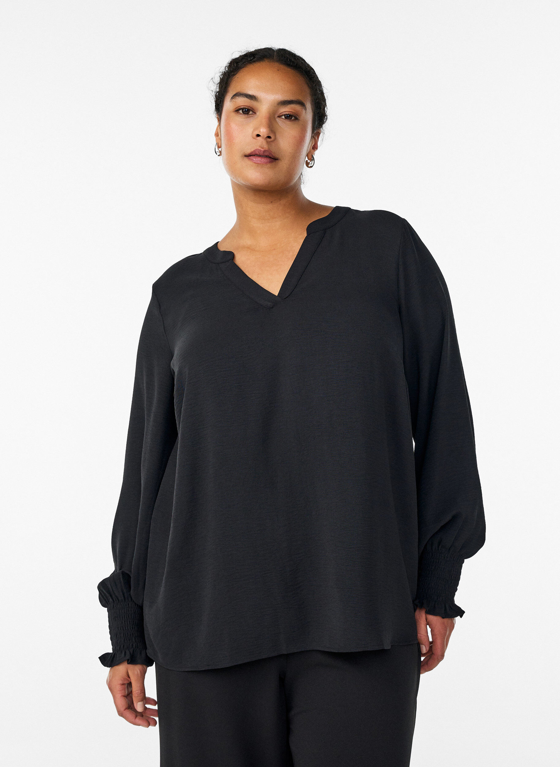 Blouse met smockmanchetten en V-hals, Zwart, Model