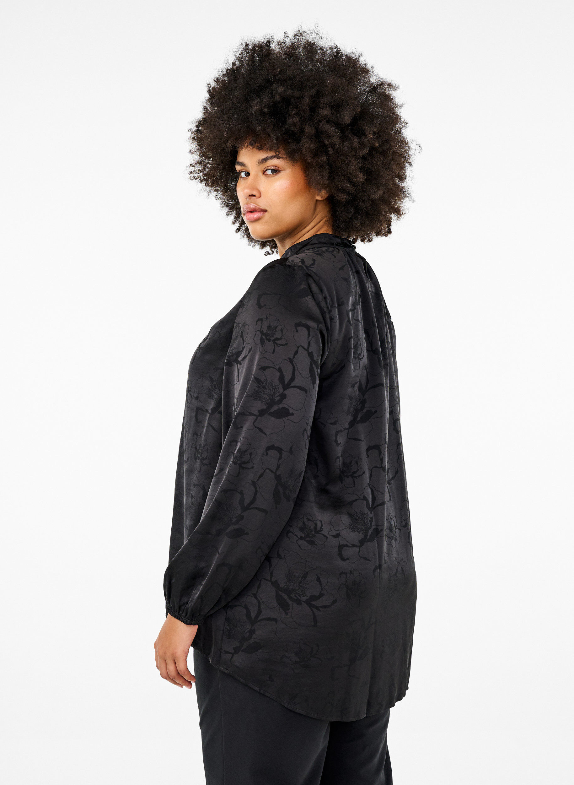Zizzi Satijnen blouse met ton-sur-ton patroon, Black, Model image number 1