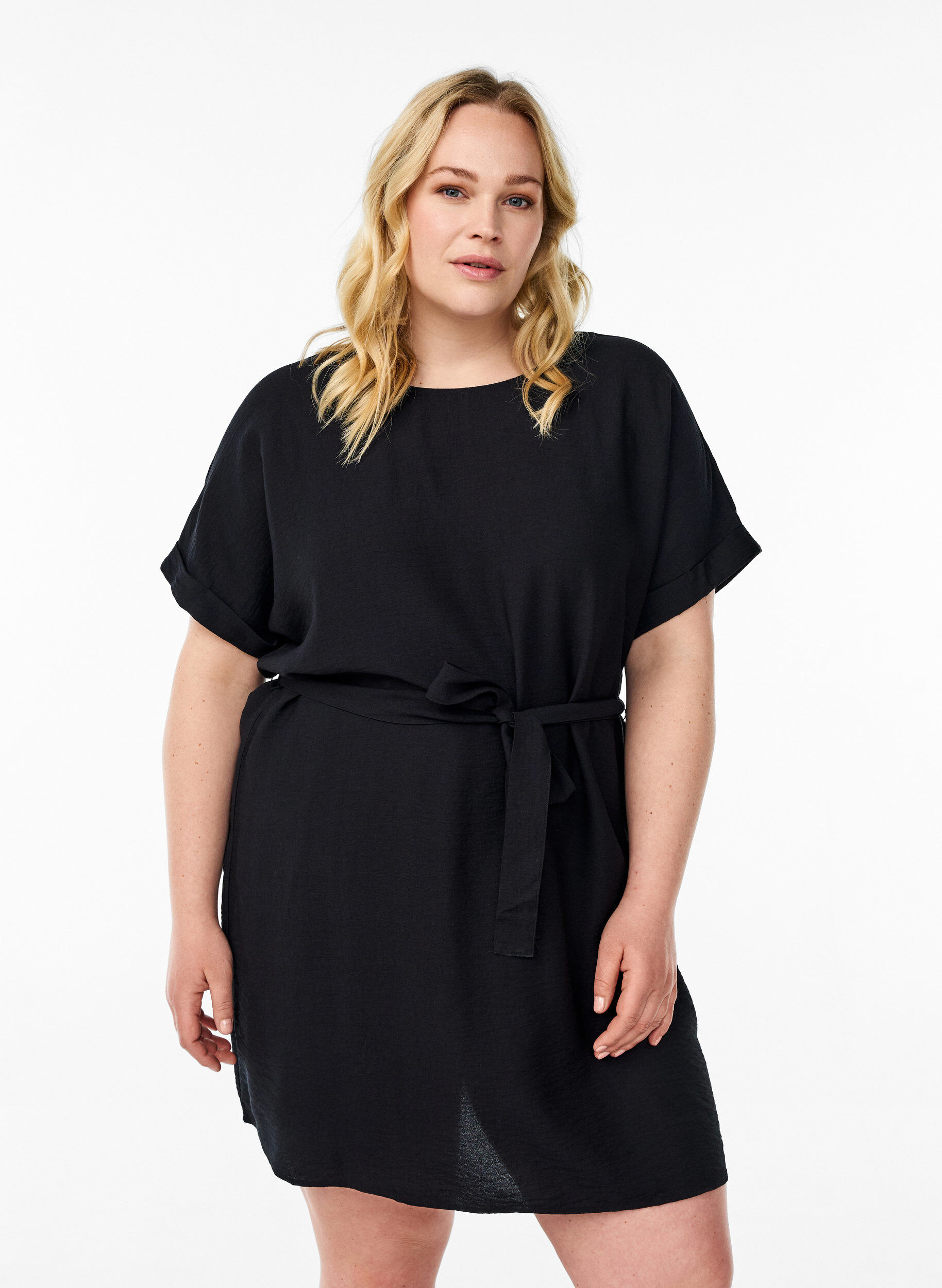 Korte jurk met losse pasvorm en strikceintuur, Zwart, Model