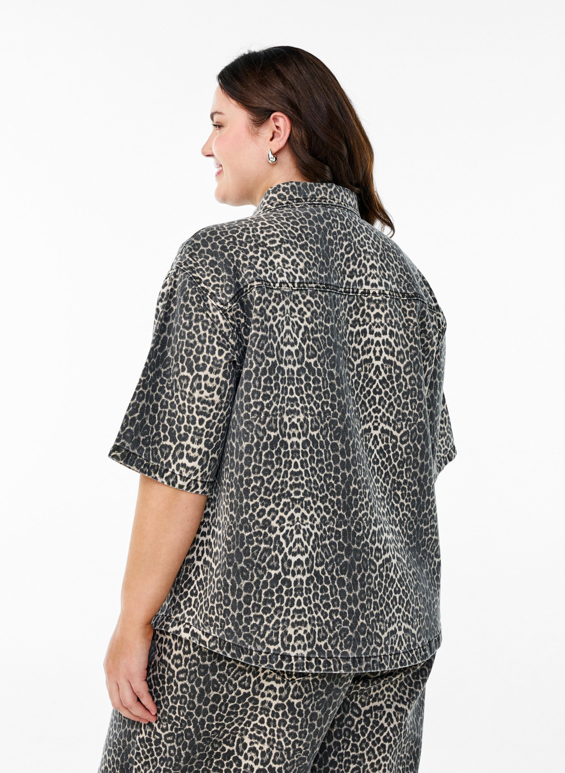 Zizzi Denimshirt met luipaardprint en korte mouwen, Leopard, Model image number 1