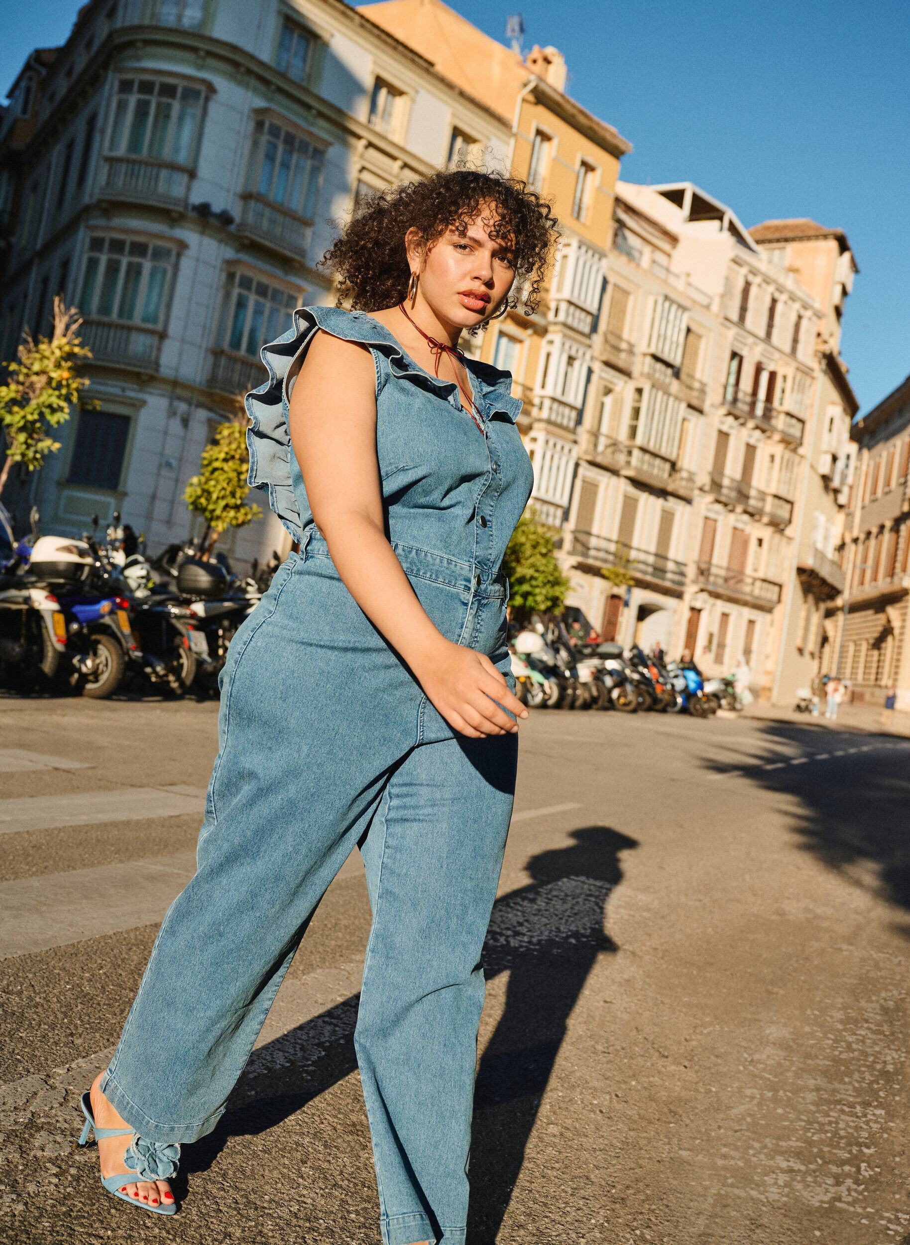 Zizzi Denim jumpsuit met ruches, Light Blue Denim, Image image number 0