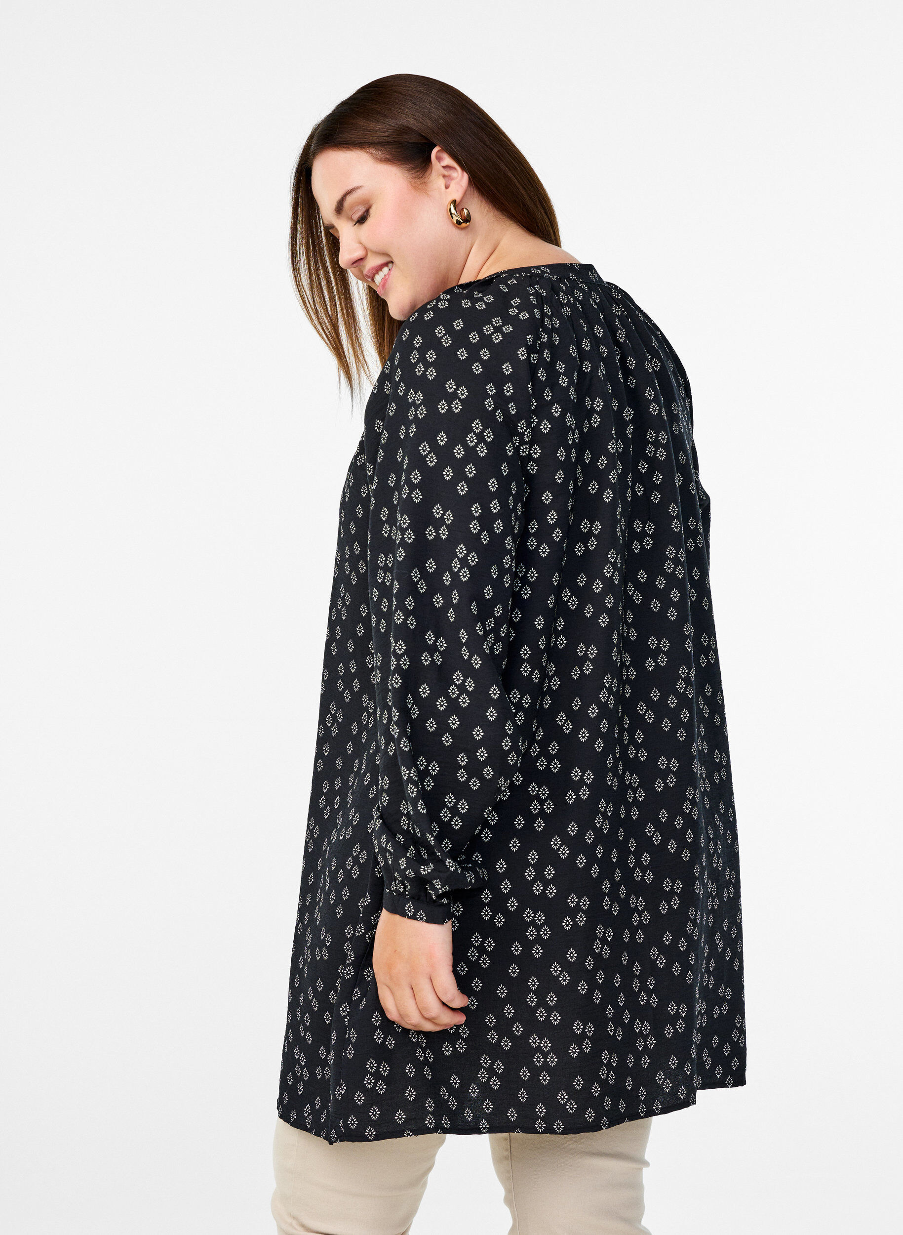 Zizzi Tunic met lange mouwen en bloemenprint, Zwart, Model image number 2