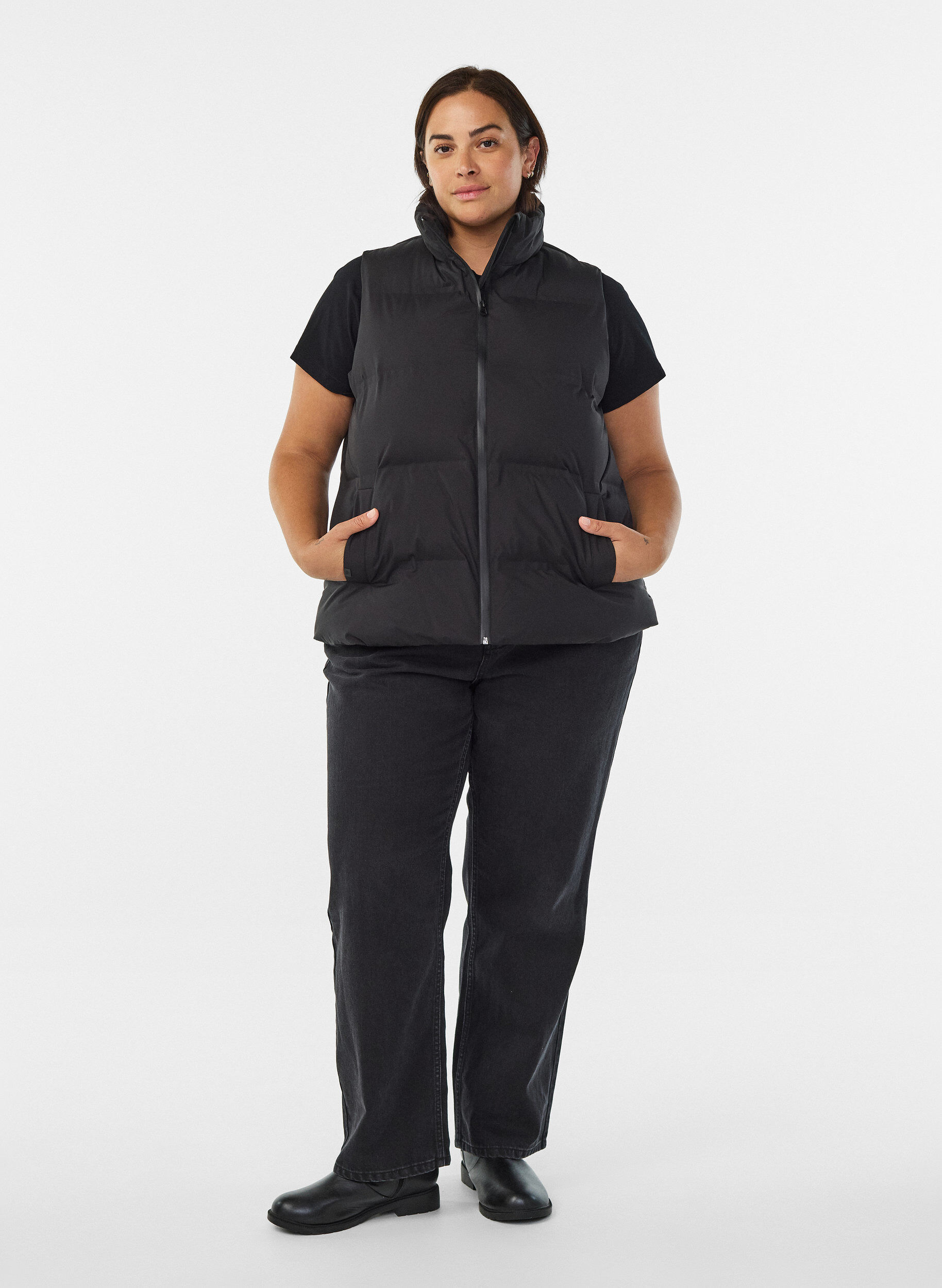 Zizzi Korte puffer bodywarmer met hoge kraag, Zwart, Model image number 1