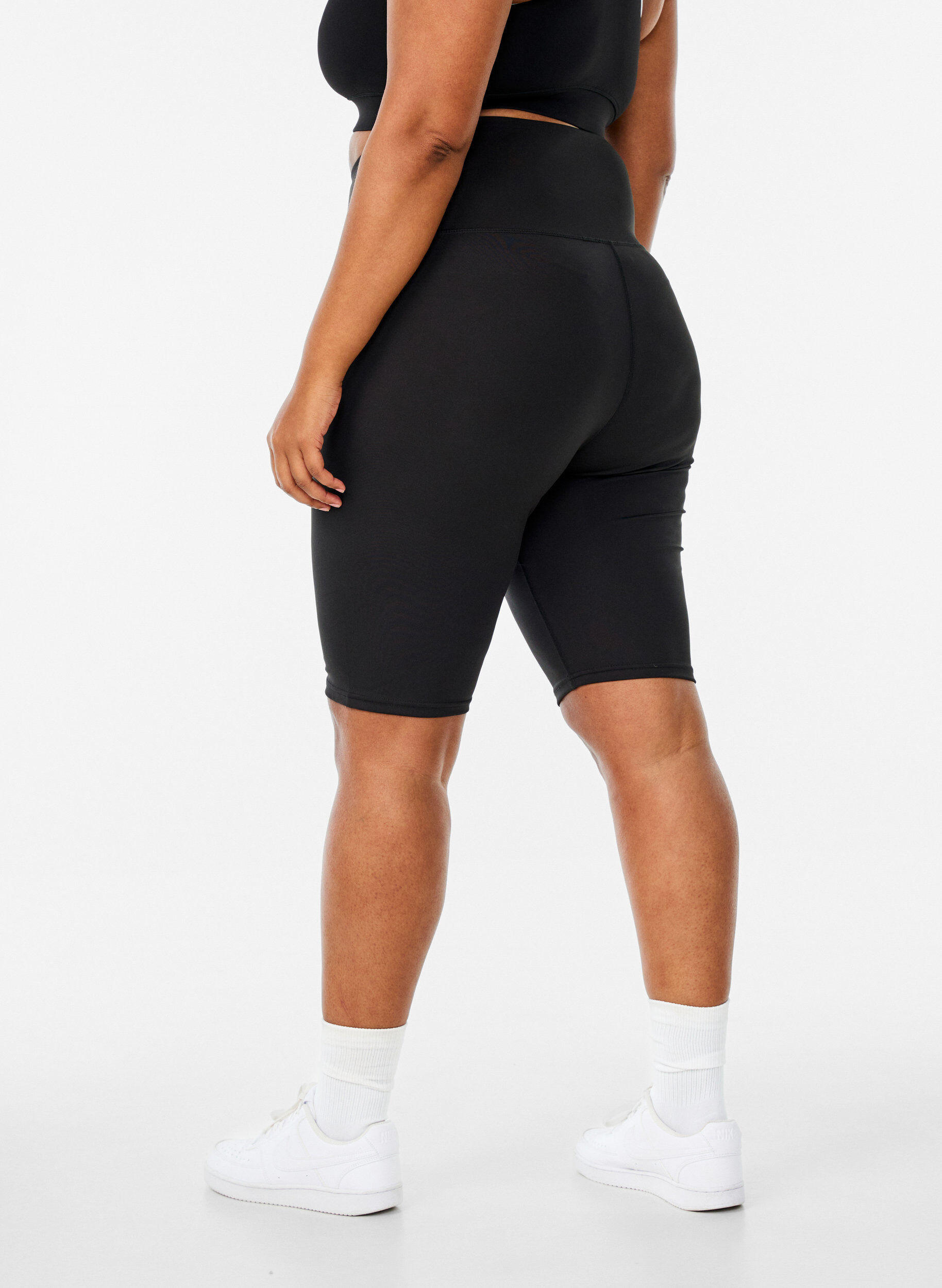 Zizzi Lange strakke sport shorts, Zwart, Model image number 2