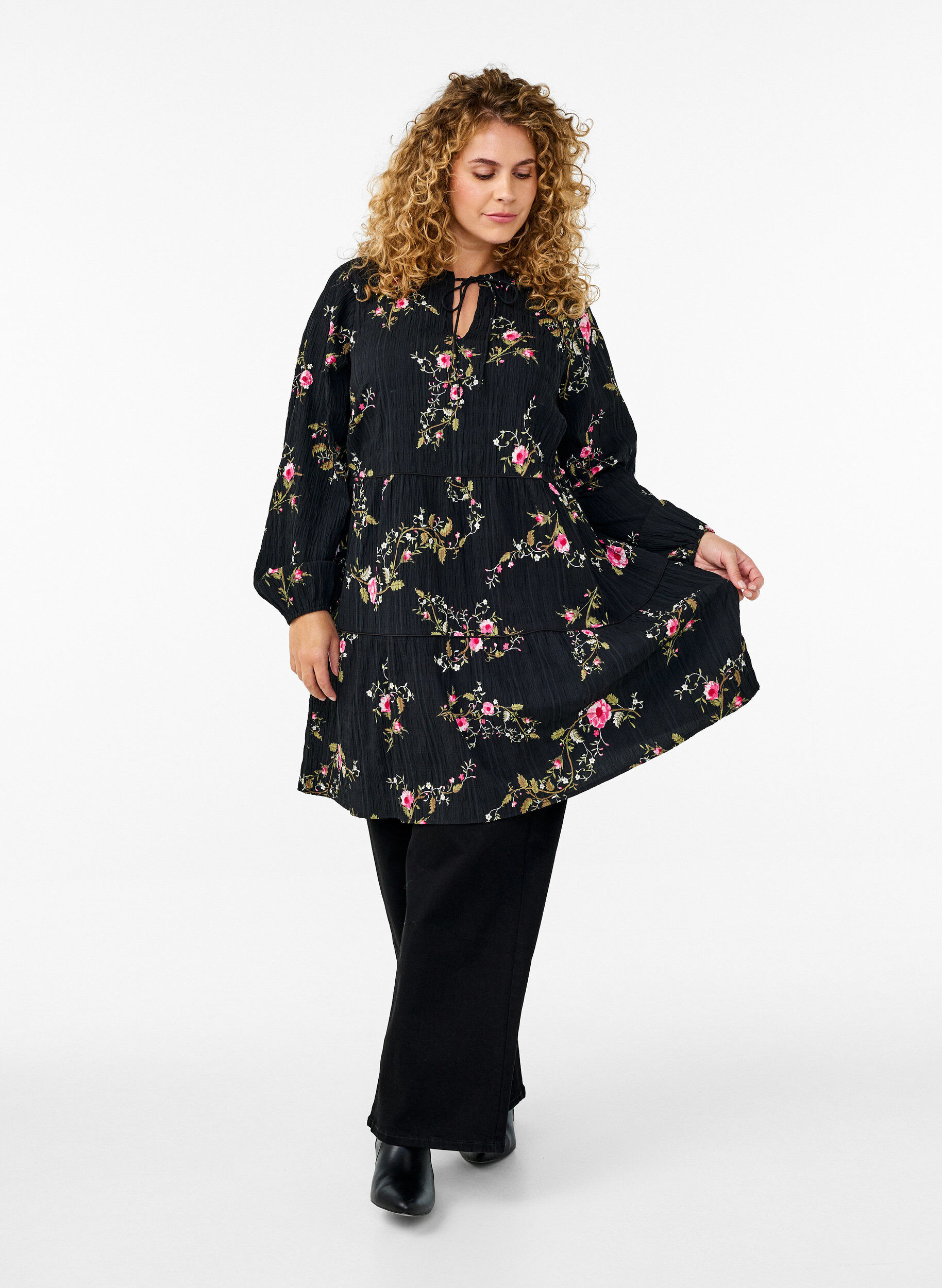 Zizzi Jurk met bloemenprint en striksluiting, Zwart, Model image number 1