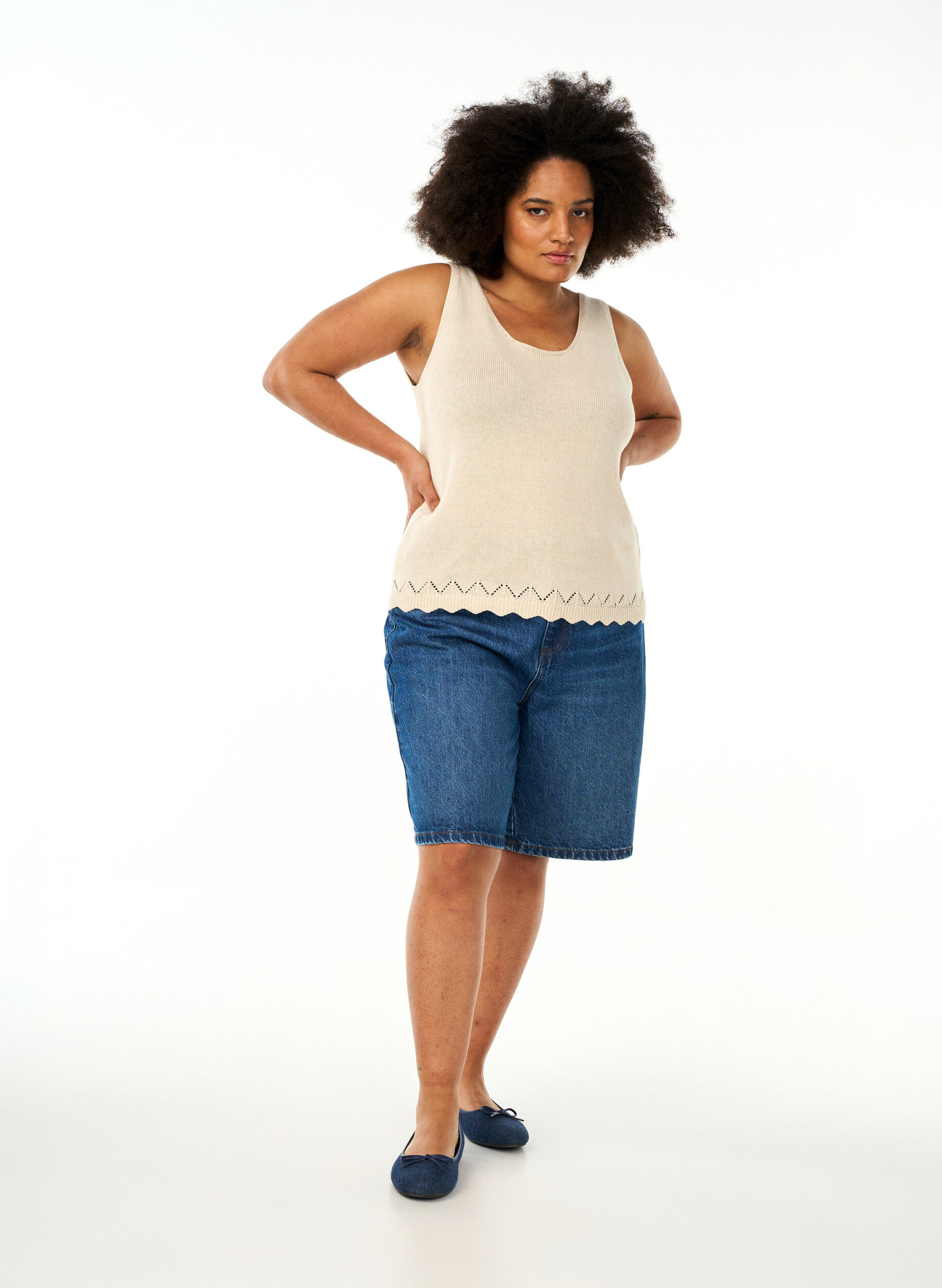 Zizzi Mouwloze gebreide top met geschulpte rand, Sandshell, Model image number 2