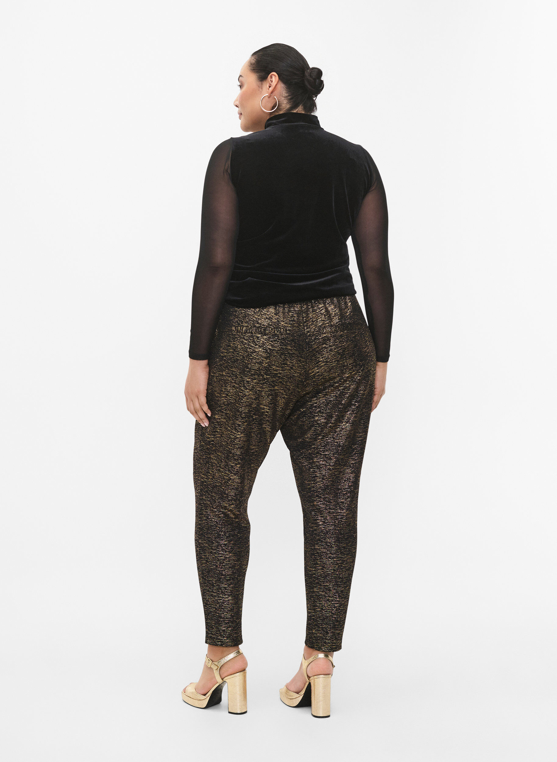 Zizzi Maddison broek met goudkleur en zakken, Black w. Gold, Model image number 1