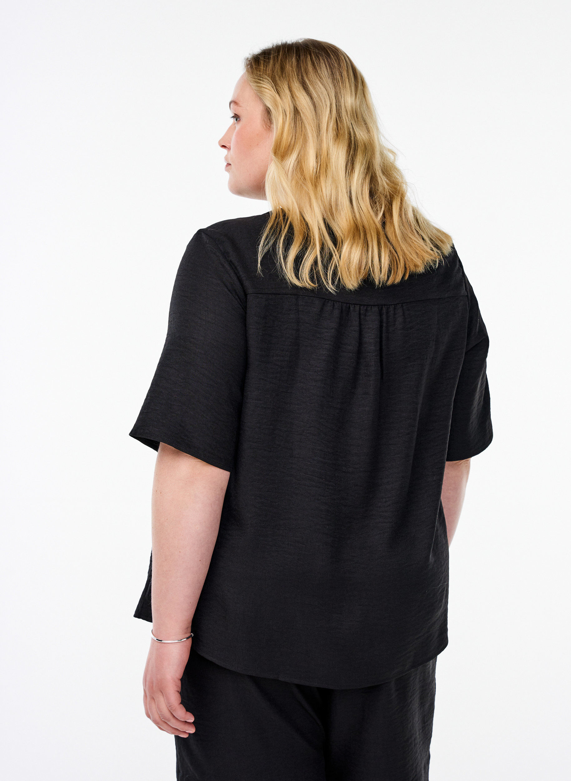 Zizzi Overhemd blouse met V-hals en korte mouwen, Zwart, Model image number 2