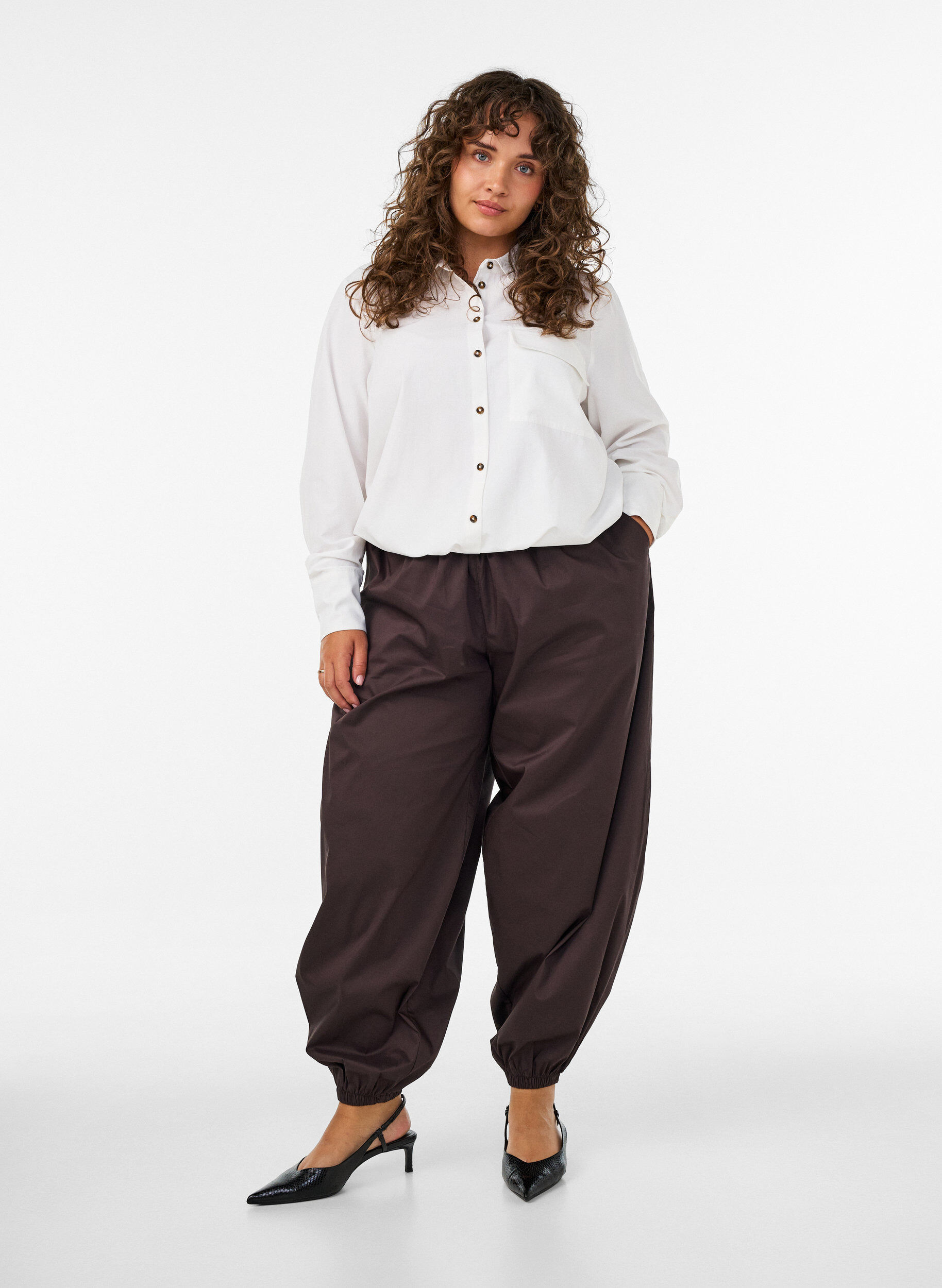 Ballonbroek met zakken en een elastische tailleband, Bruin, Model
