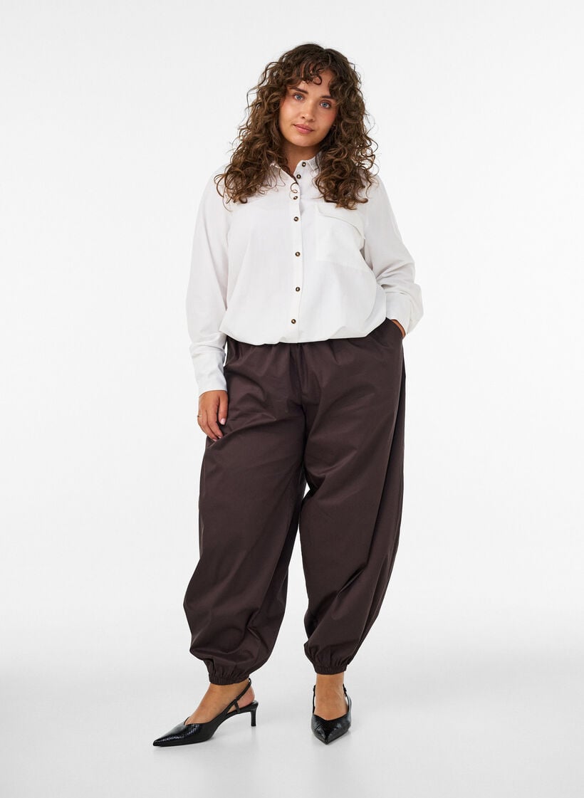 Ballonbroek met zakken en een elastische tailleband, Bruin, Model