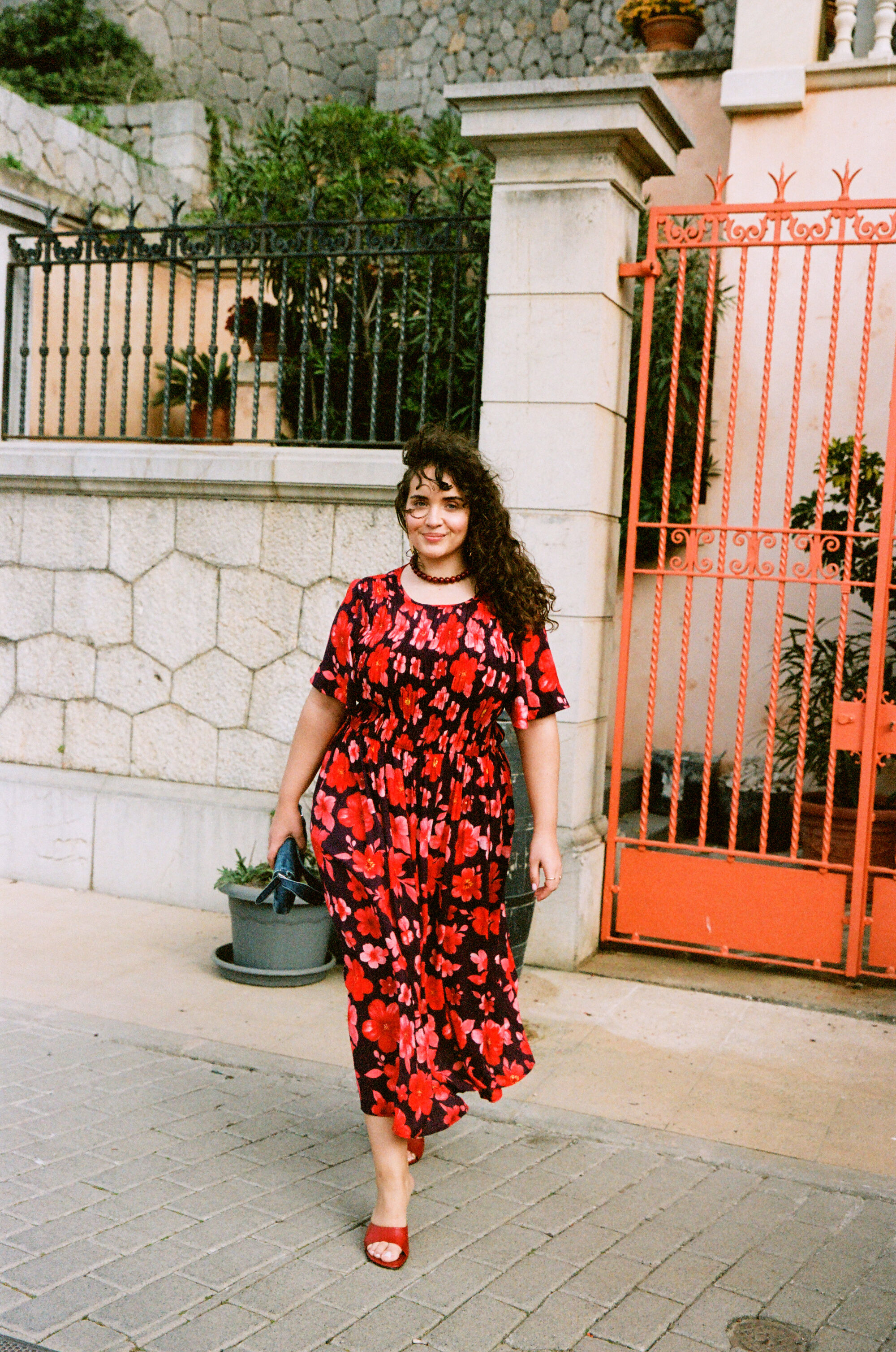 ZizziBloemige elegantie in rood, , Model