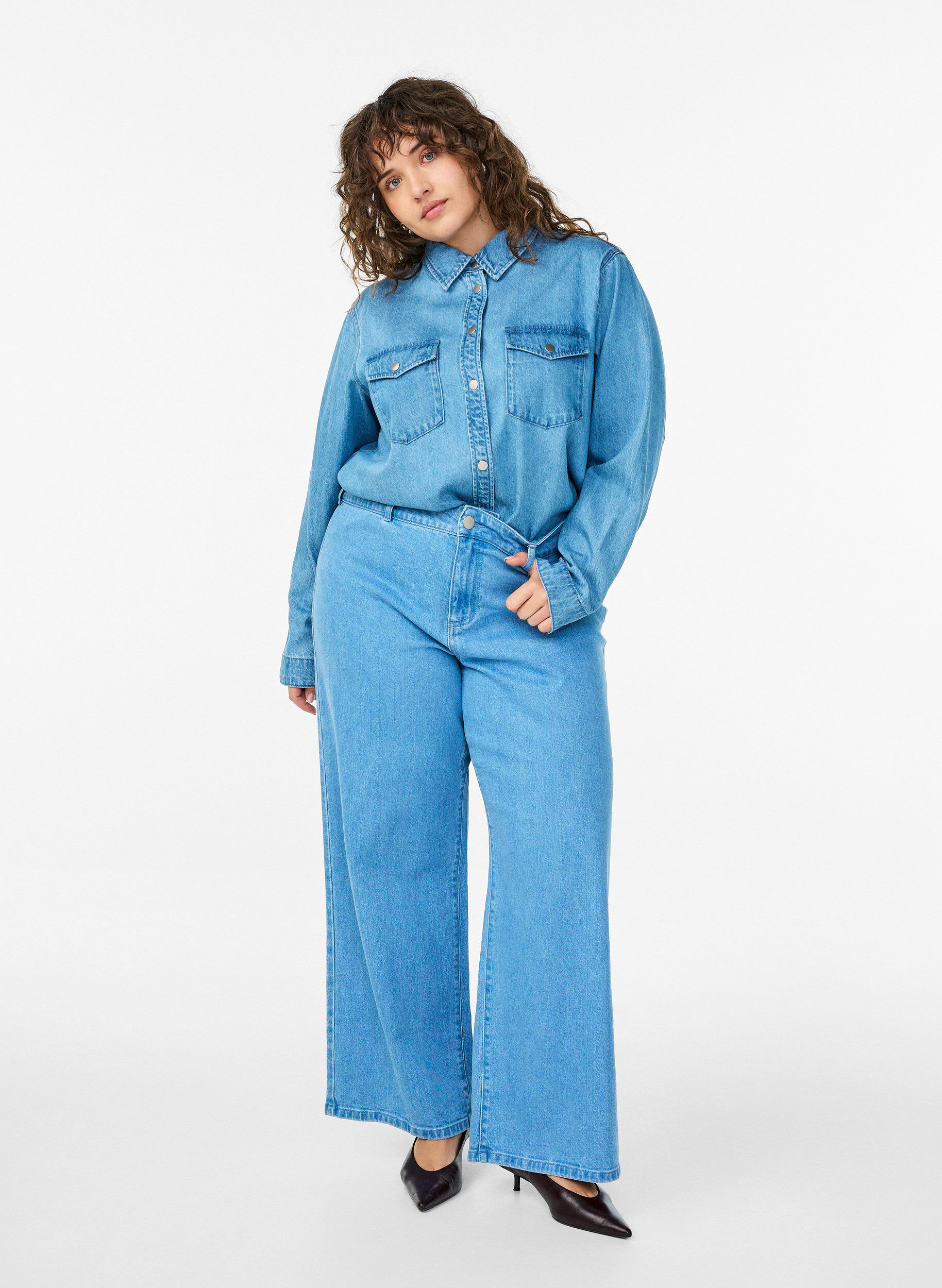 Zizzi Spijkerblouse met borstzakken, Blauw, Model image number 1