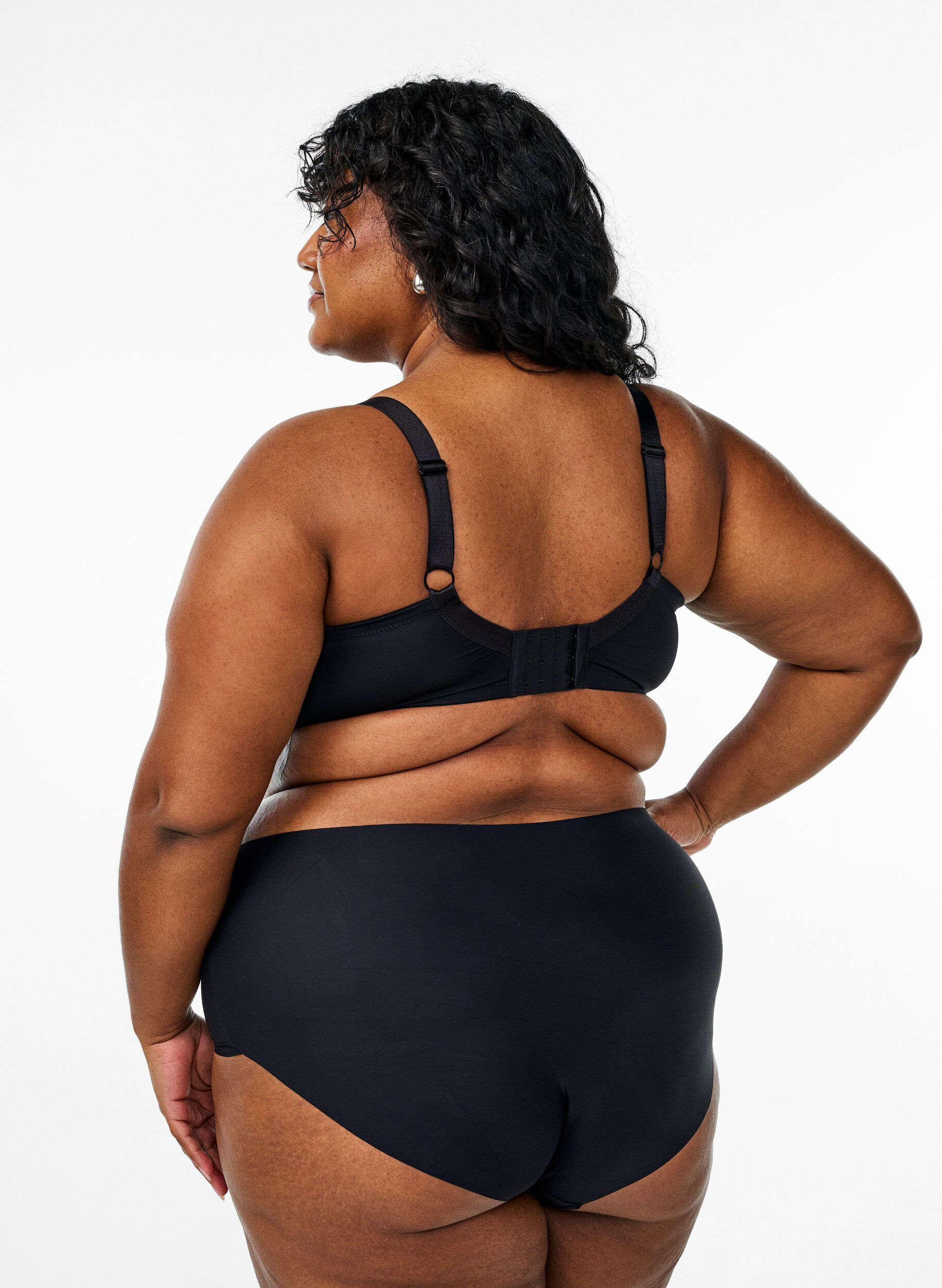 Zizzi Voorgevormde bh in microvezel met satijndetail, Zwart, Model image number 2