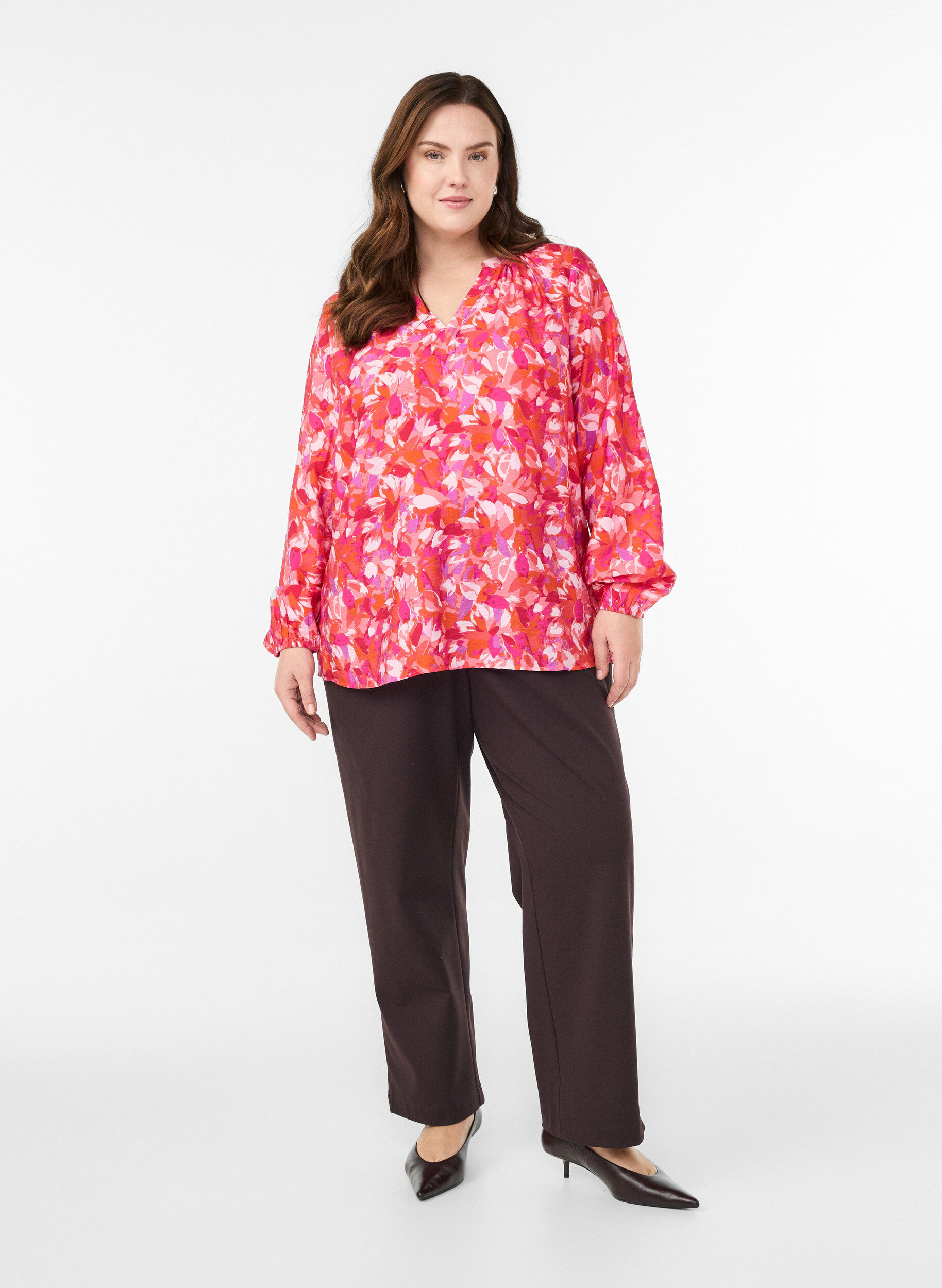 Zizzi Blouse met V-hals en grafisch bladpatroon, Roze, Model image number 1