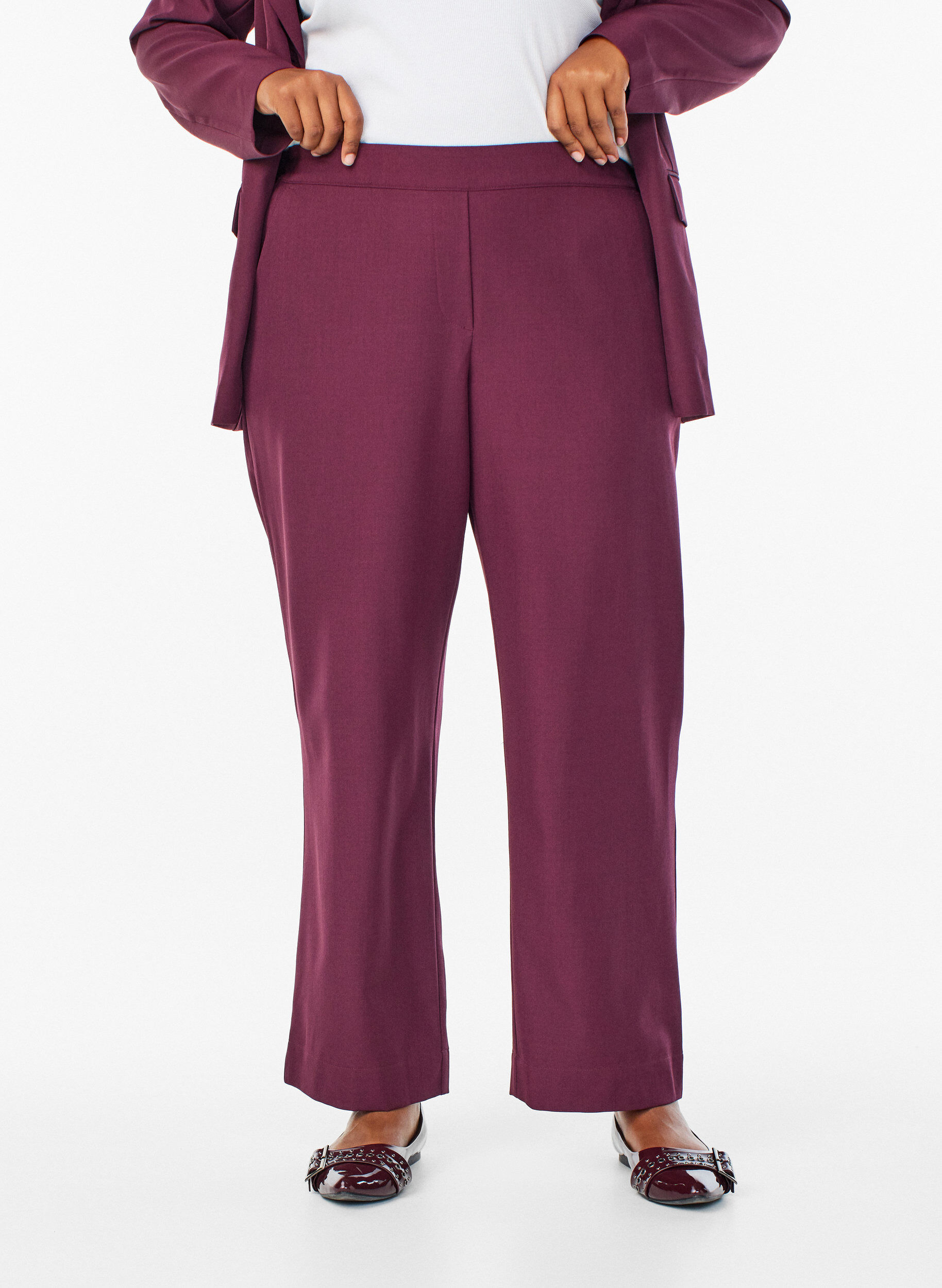 Zizzi FLASH - Losse broek met zakken, Donker Bordeaux, Model image number 2