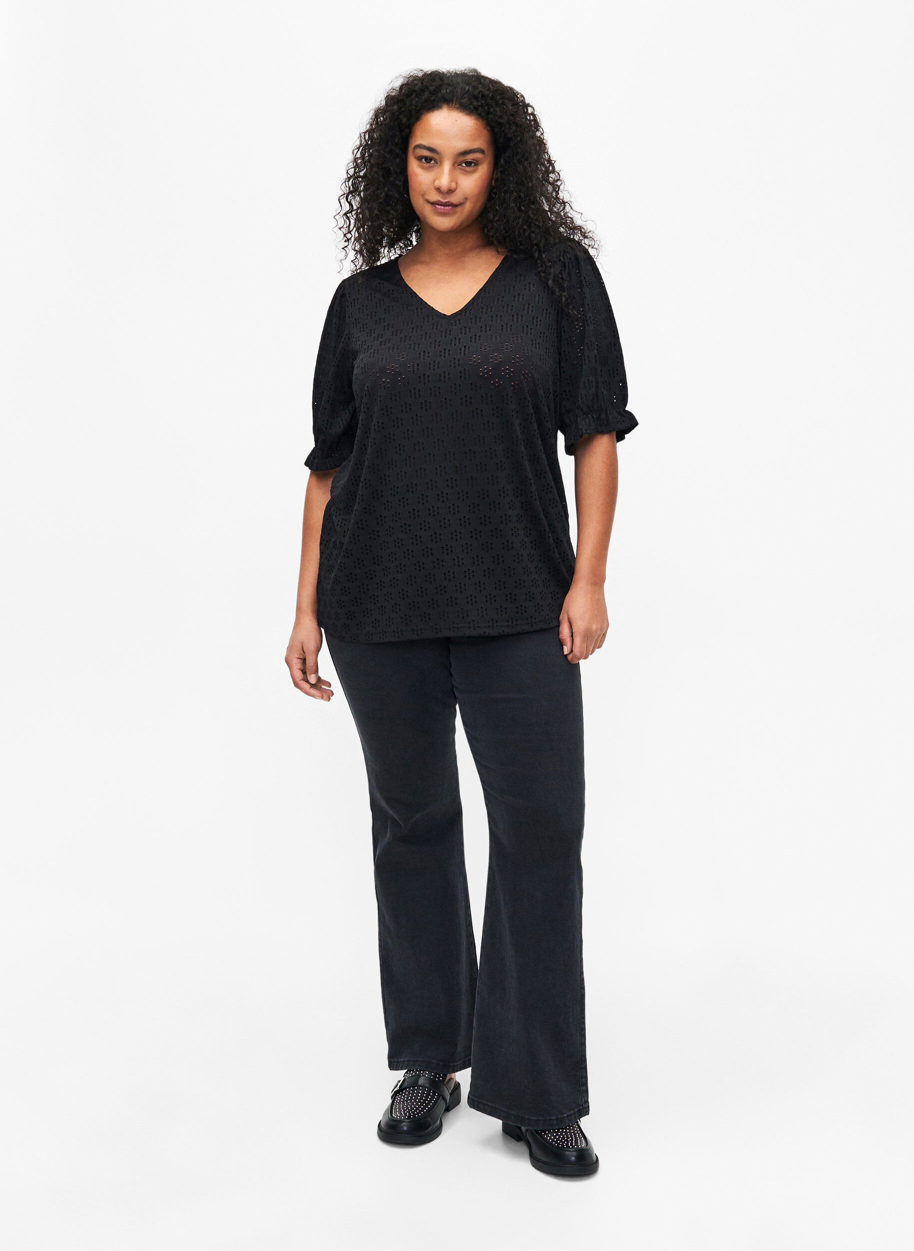 Zizzi Blouse met V-hals en gaatjespatroon, Black, Model image number 2