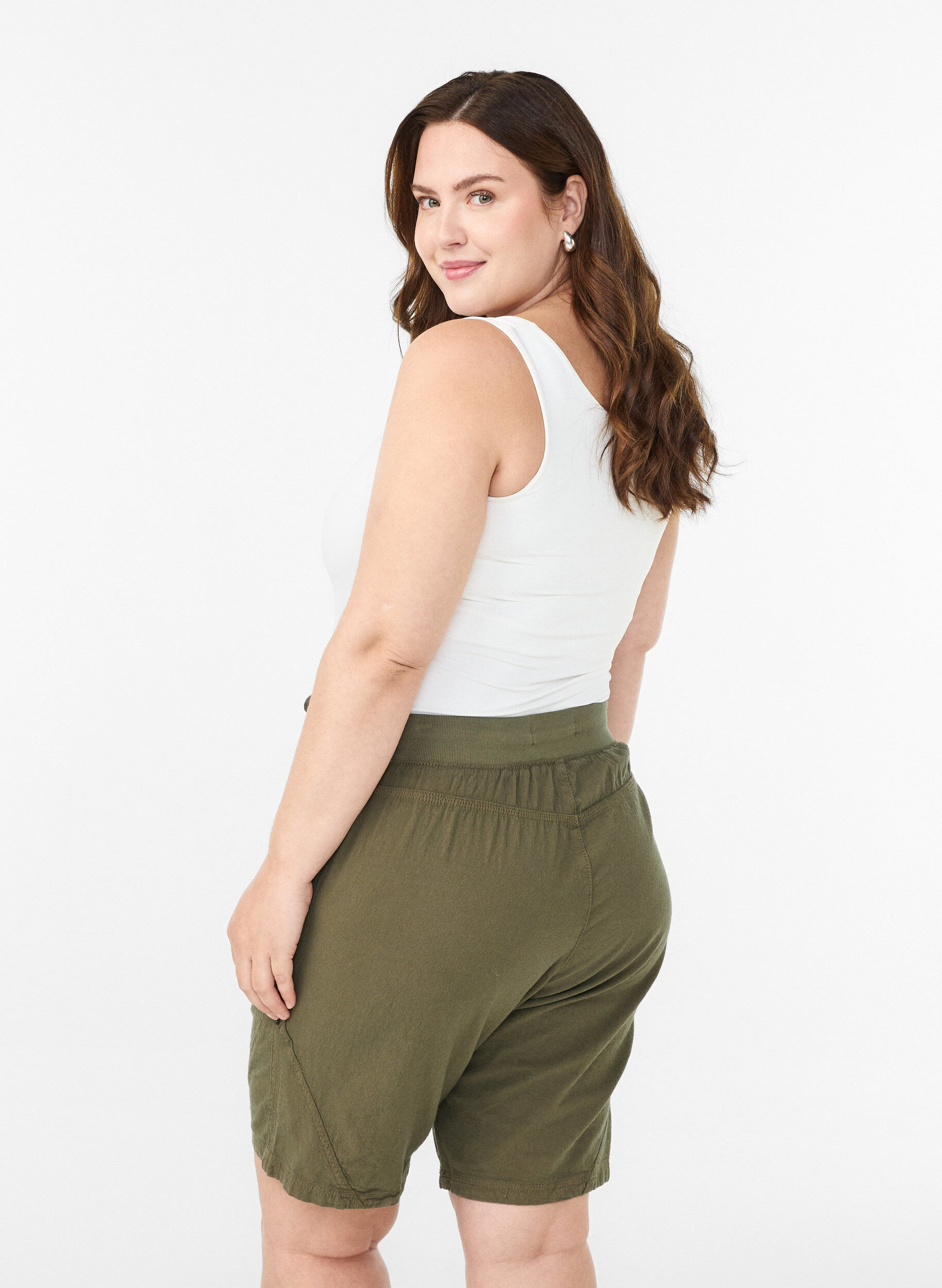 Zizzi Losse katoenen short met zakken, Groen, Model image number 2