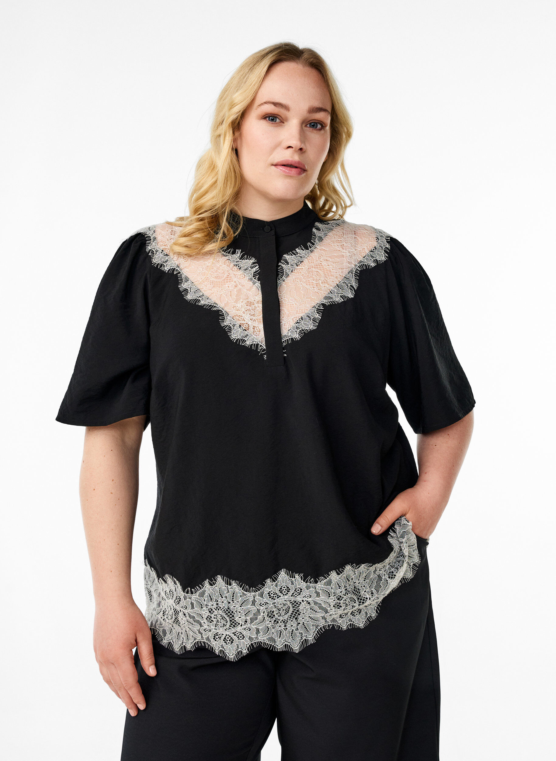 Zizzi Blouse met korte mouwen en kanten details, Zwart, Model image number 0