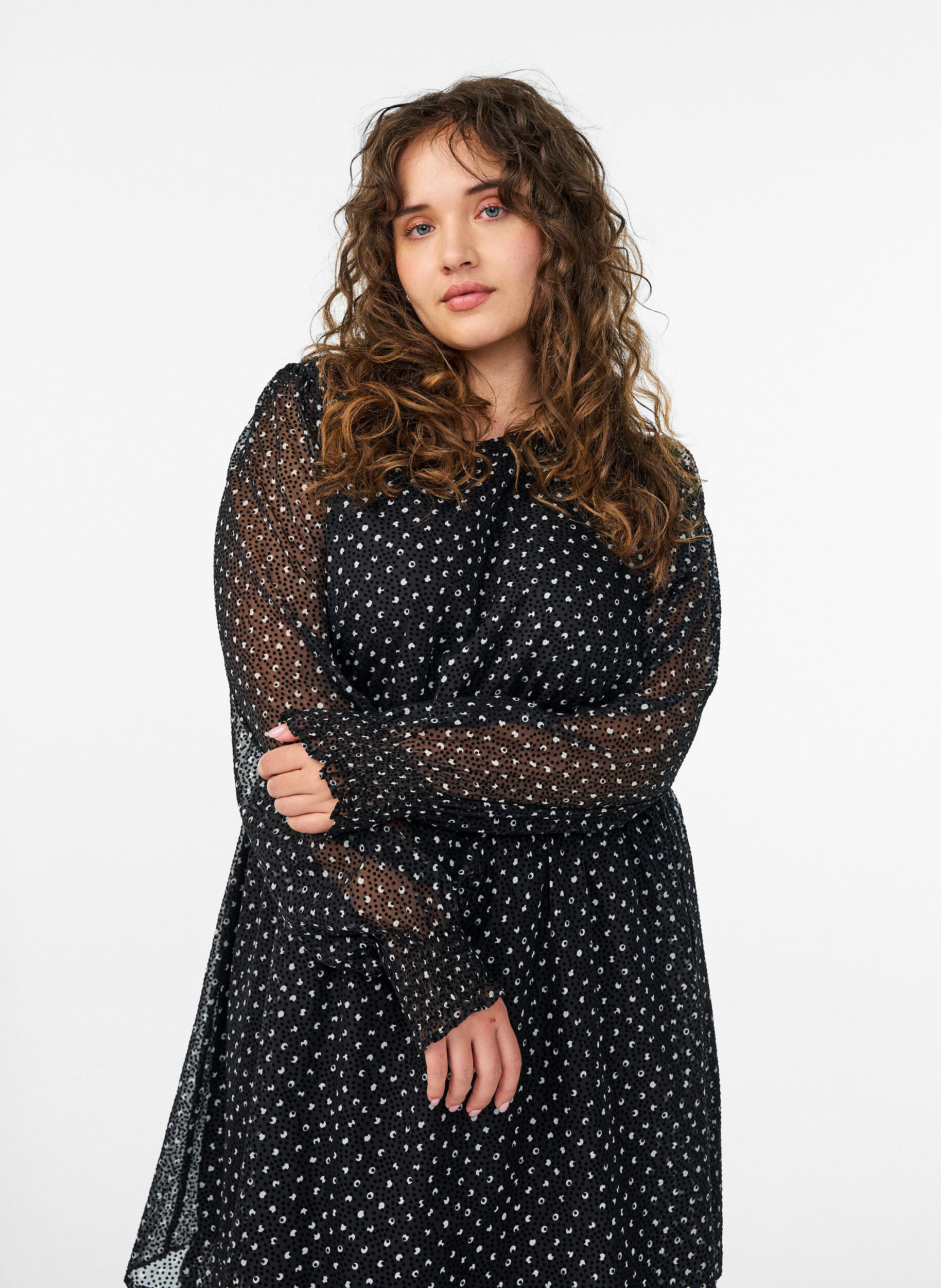 Zizzi Midi jurk van chiffon met stippenpatroon, Zwart, Model image number 2
