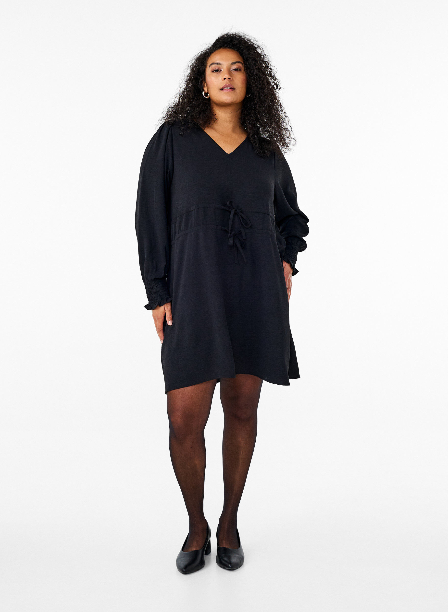 Zizzi Jurk met strikceinturen in de taille, Zwart, Model image number 1