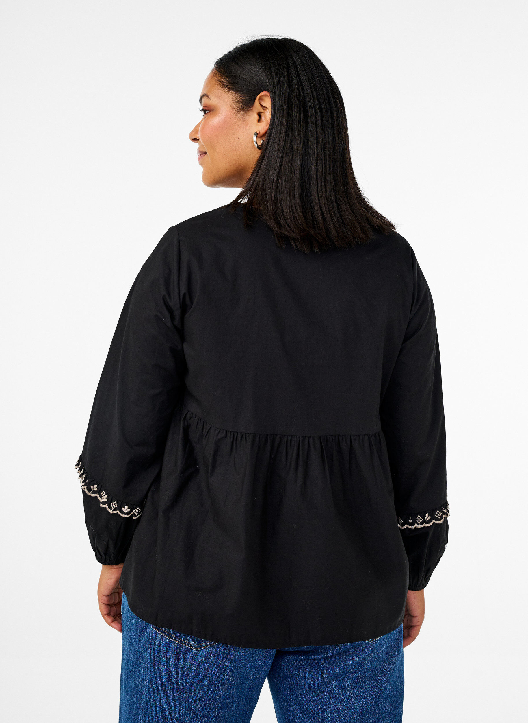Zizzi Blouse met open voorkant en geborduurde details, Zwart, Model image number 2