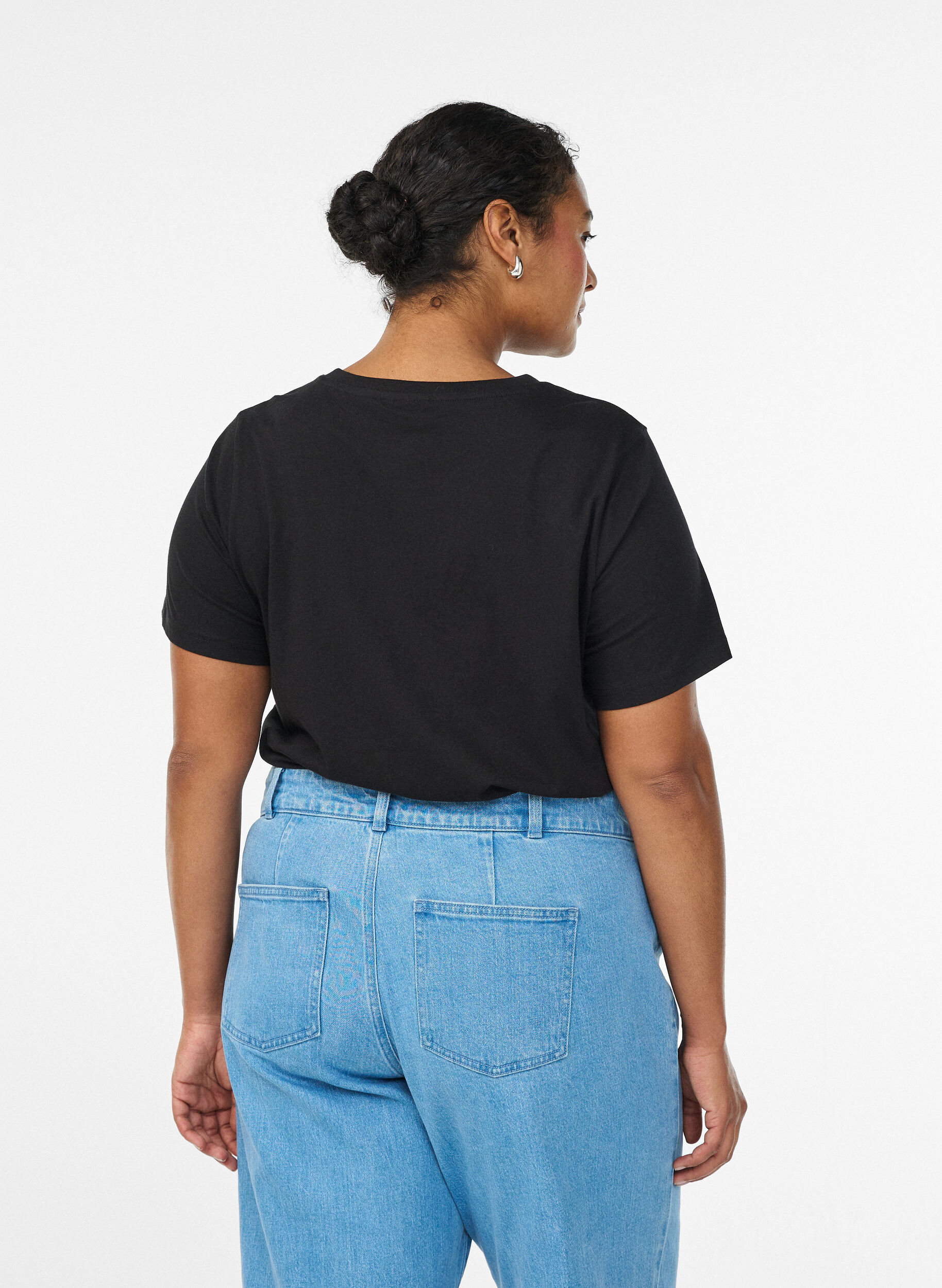 Zizzi Katoenen T-shirt met decoratief detail vooraan, Zwart, Model image number 2