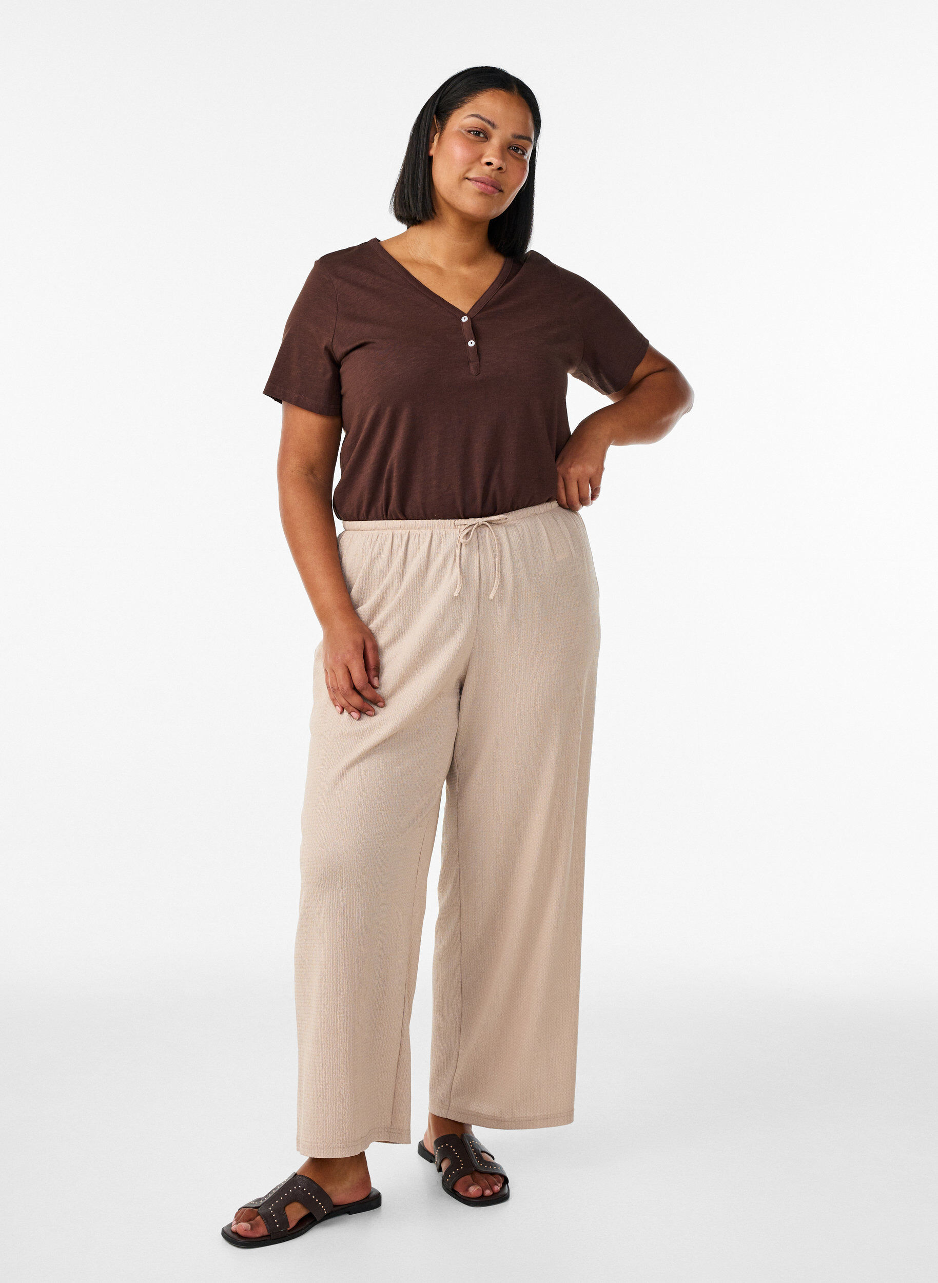 Zizzi T-shirt met knoopdetail, Bruin, Model image number 1