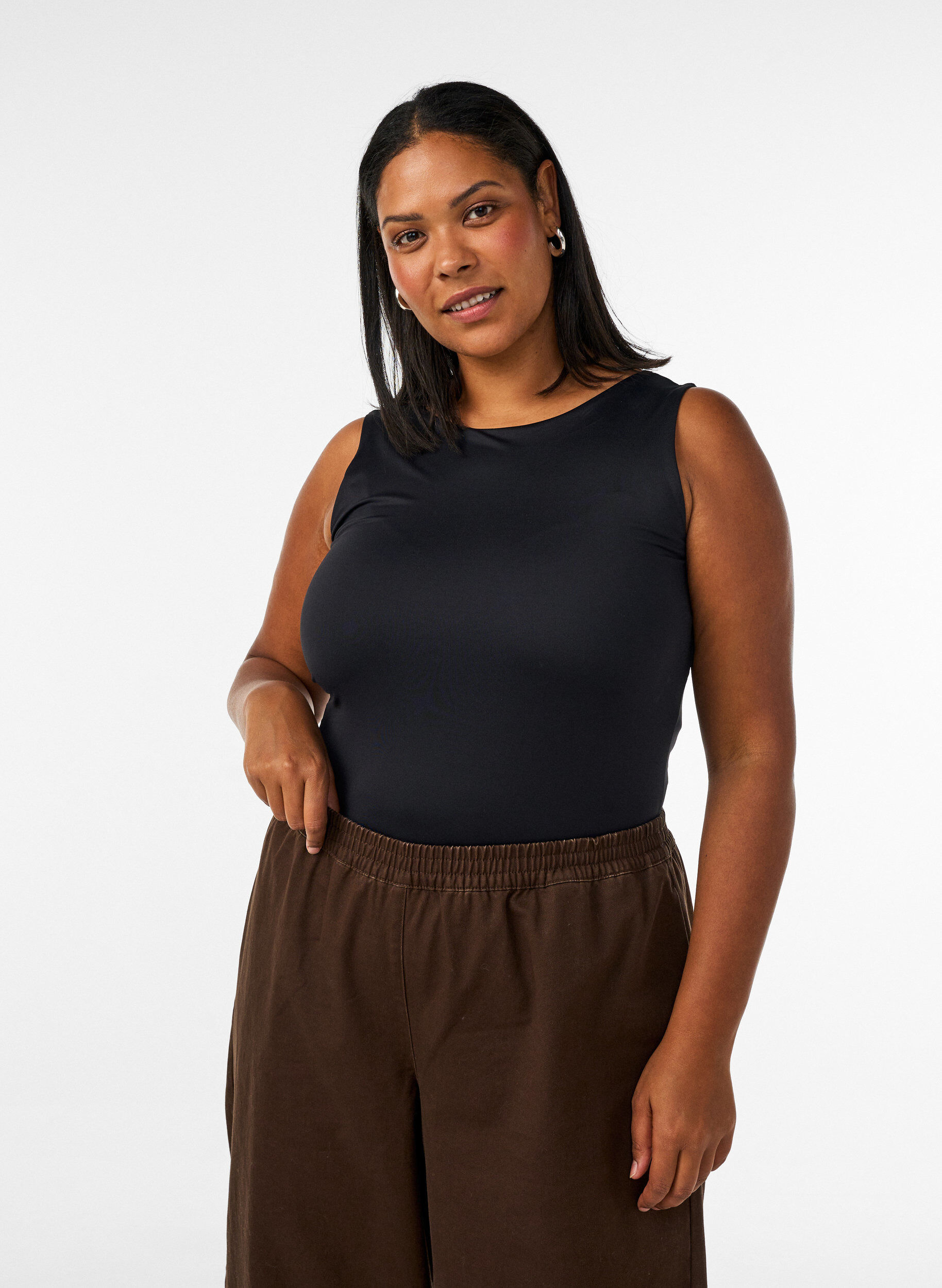 ZizziNauwsluitende basic top van een gladde stof, Zwart, Model image number 3