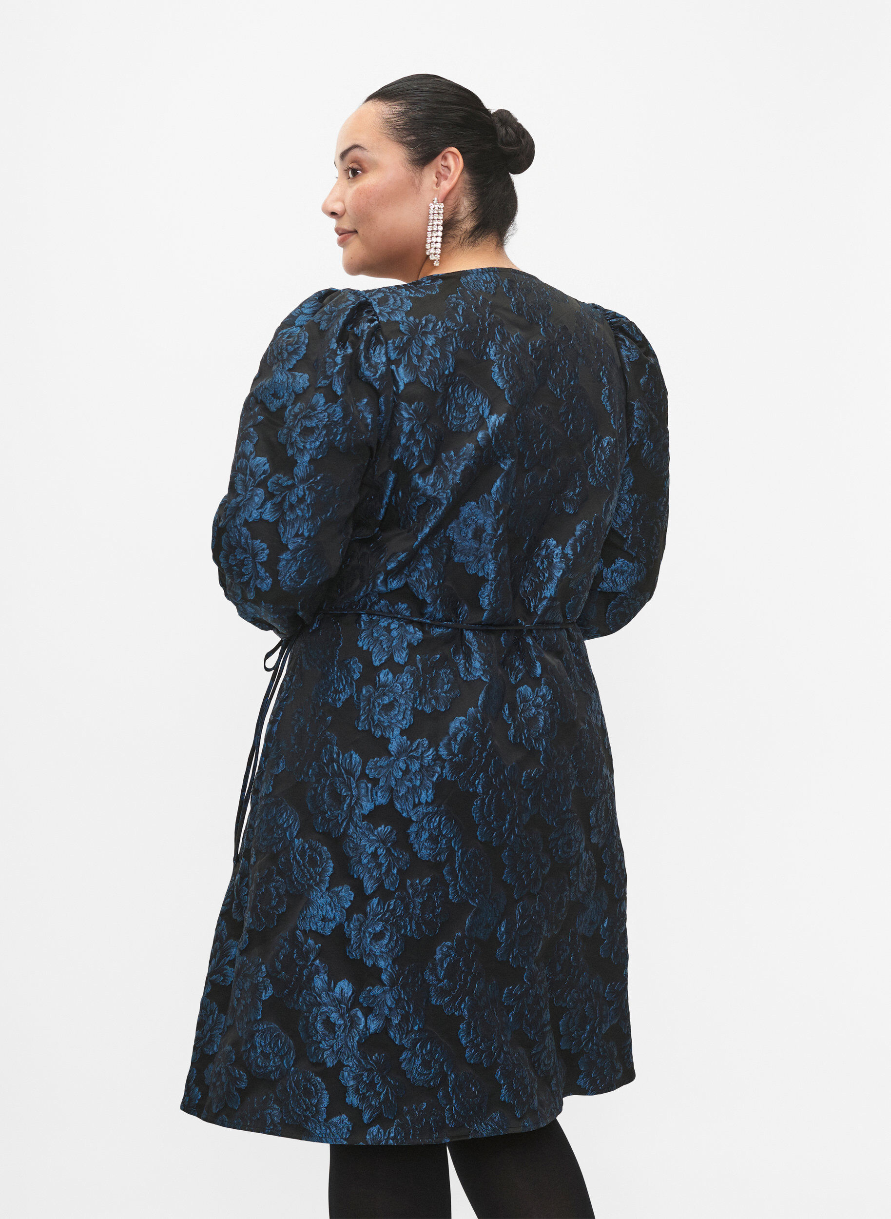 Zizzi Jacquard wikkeljurk met 3/4 mouwen, Black Blue, Model image number 1