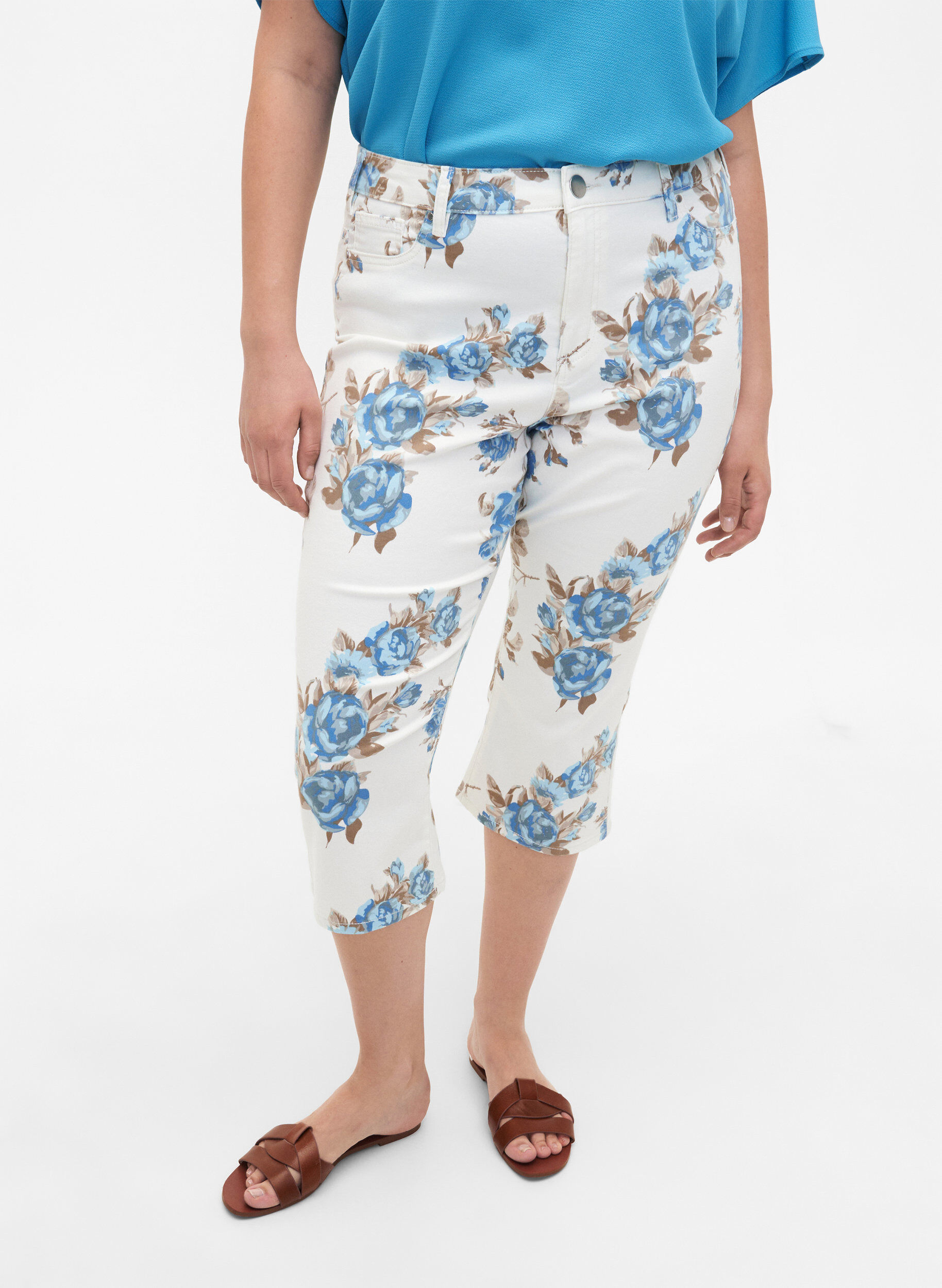 Zizzi Amy capri jeans met hoge taille en bloemenprint, White B.AOP, Model image number 2