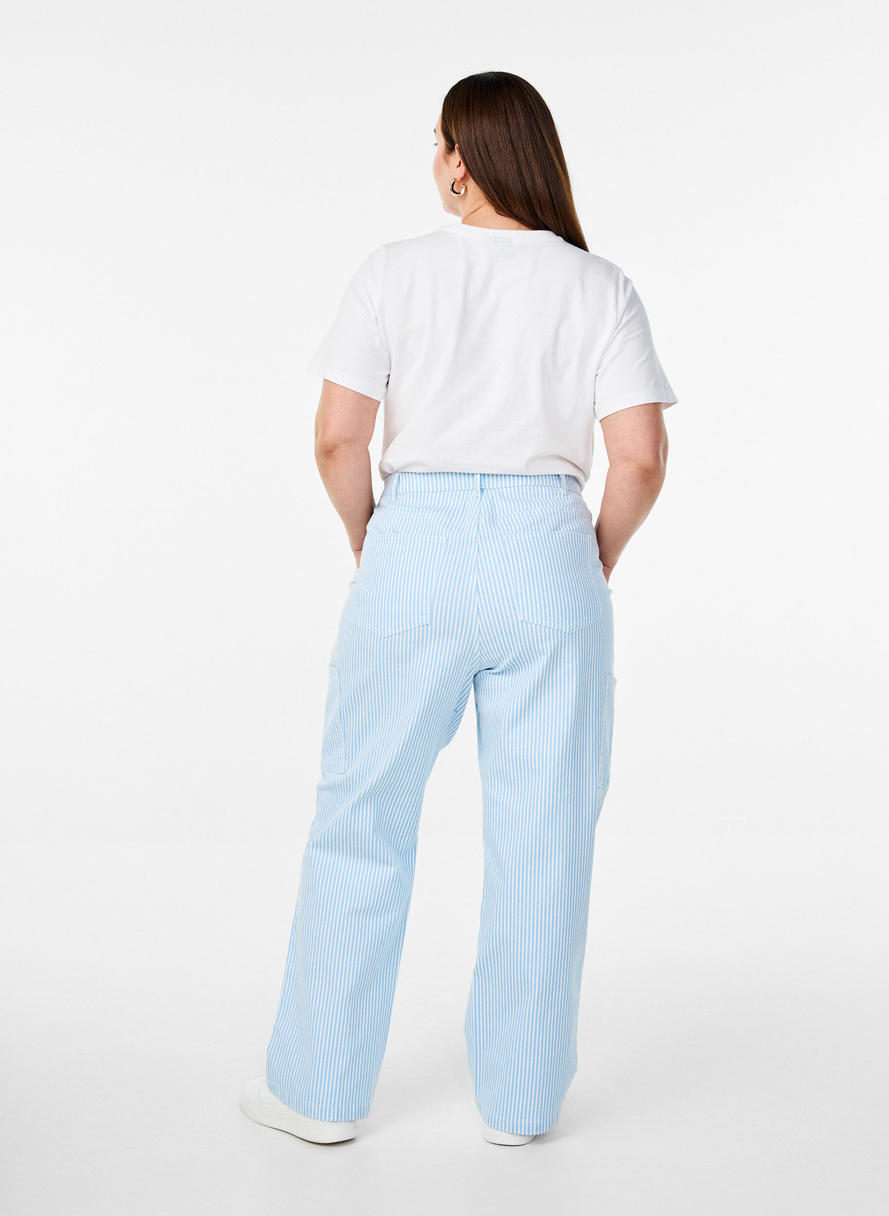 Zizzi Hoog getailleerde gestreepte cargo jeans, Blauw, Model image number 1