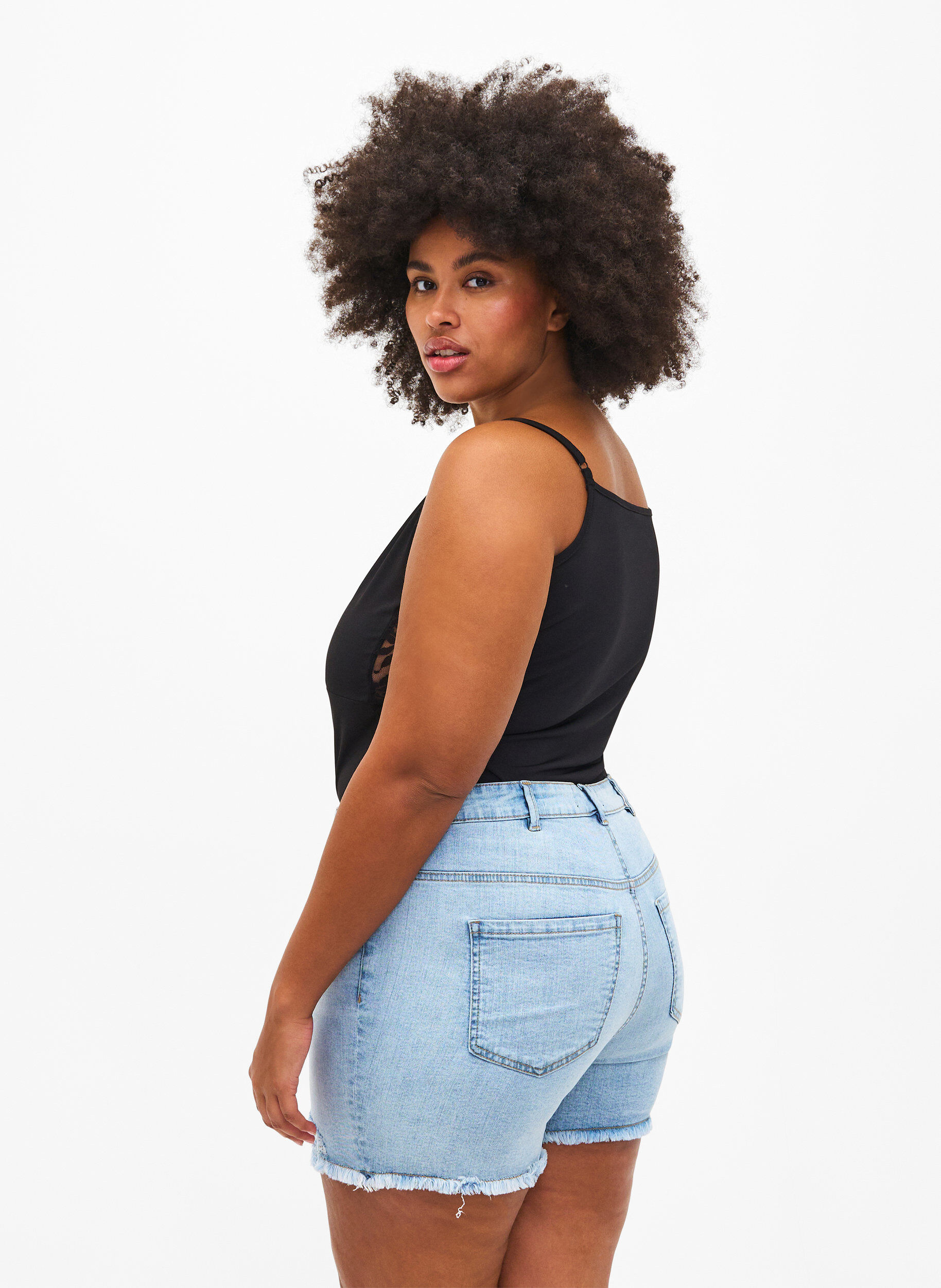 Zizzi Korte spijkerbroek met versleten details, Light Blue Denim, Model image number 1