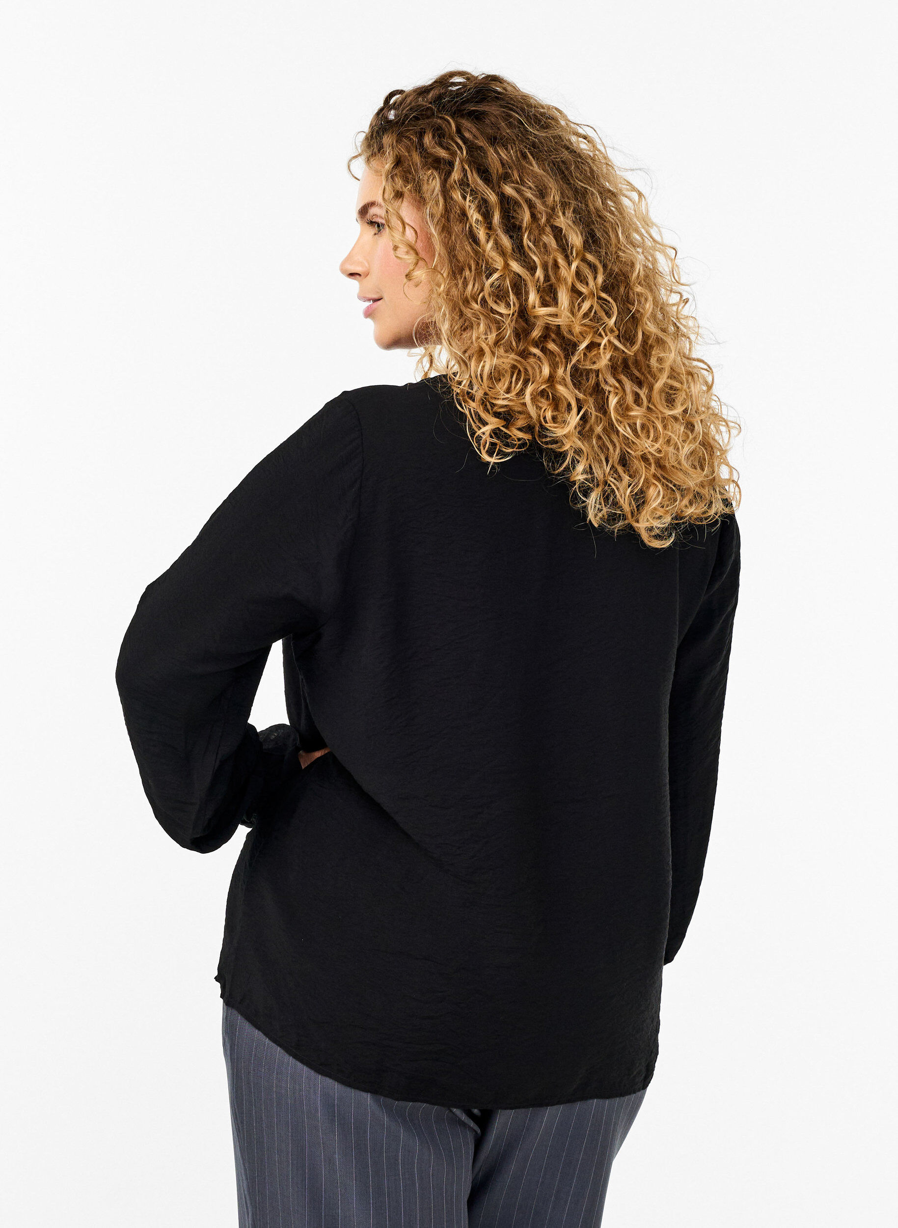 Zizzi Blouse met lange mouwen en een V-hals, Black, Model image number 1