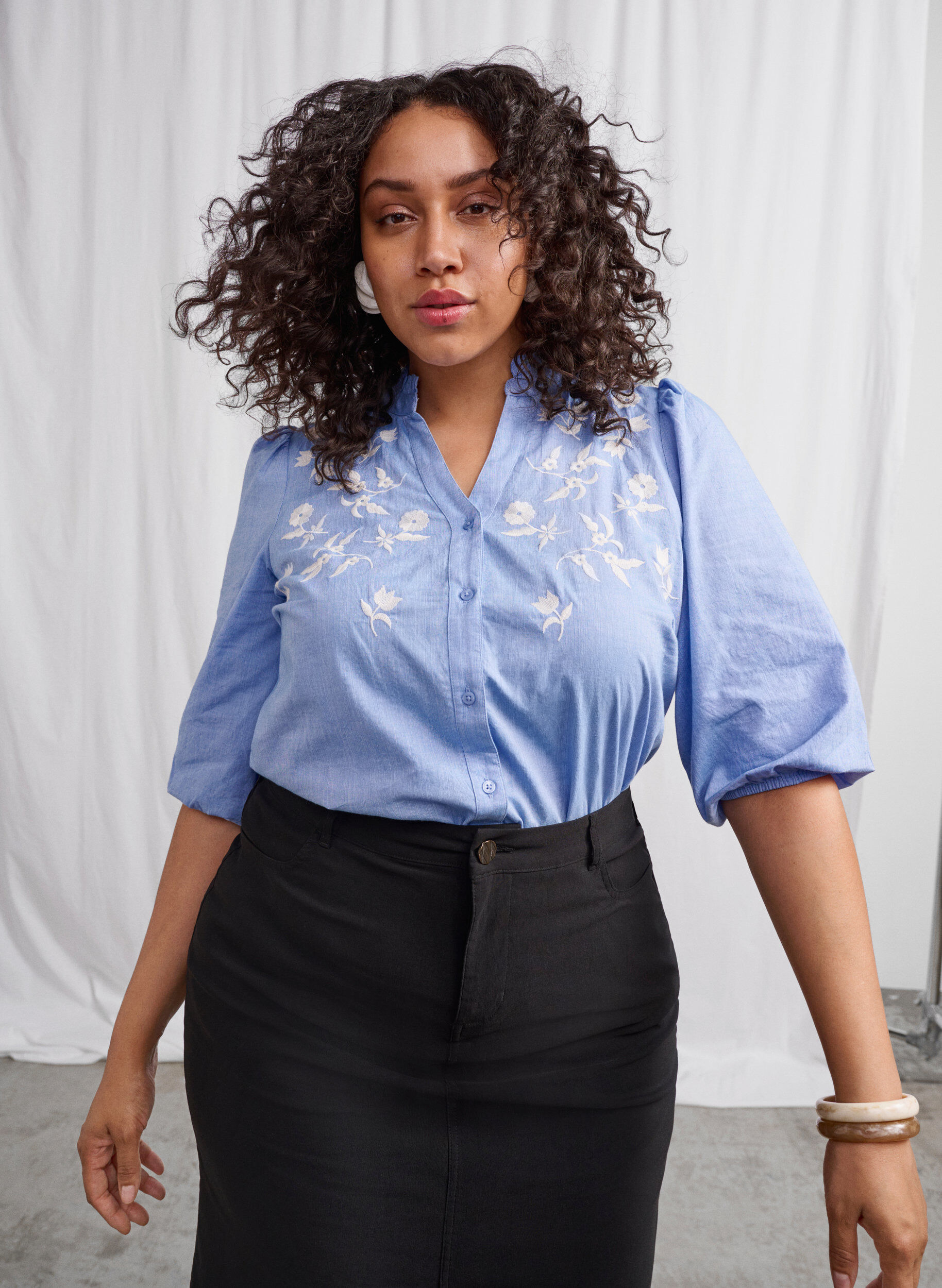 Zizzi Katoenen overhemdblouse met bloemenborduursel, Vista Bl. W. White, Image image number 1