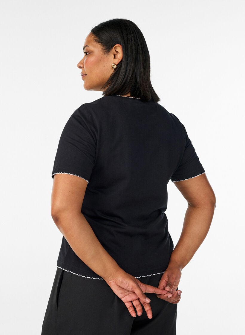 Katoenen T-shirt met golvende contrasterende randen, Zwart, Model image number 2