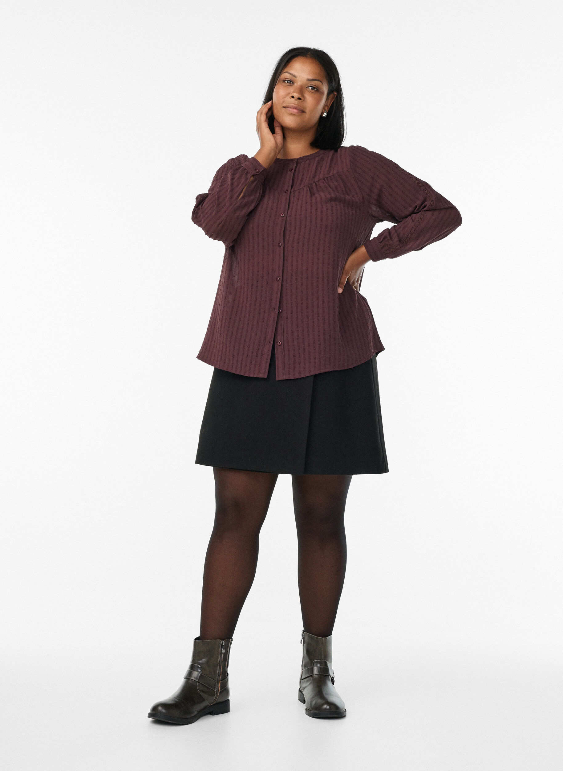 Zizzi Shirt met een gestructureerd stippenpatroon en borduurdetails, Donker Bordeaux, Model image number 1