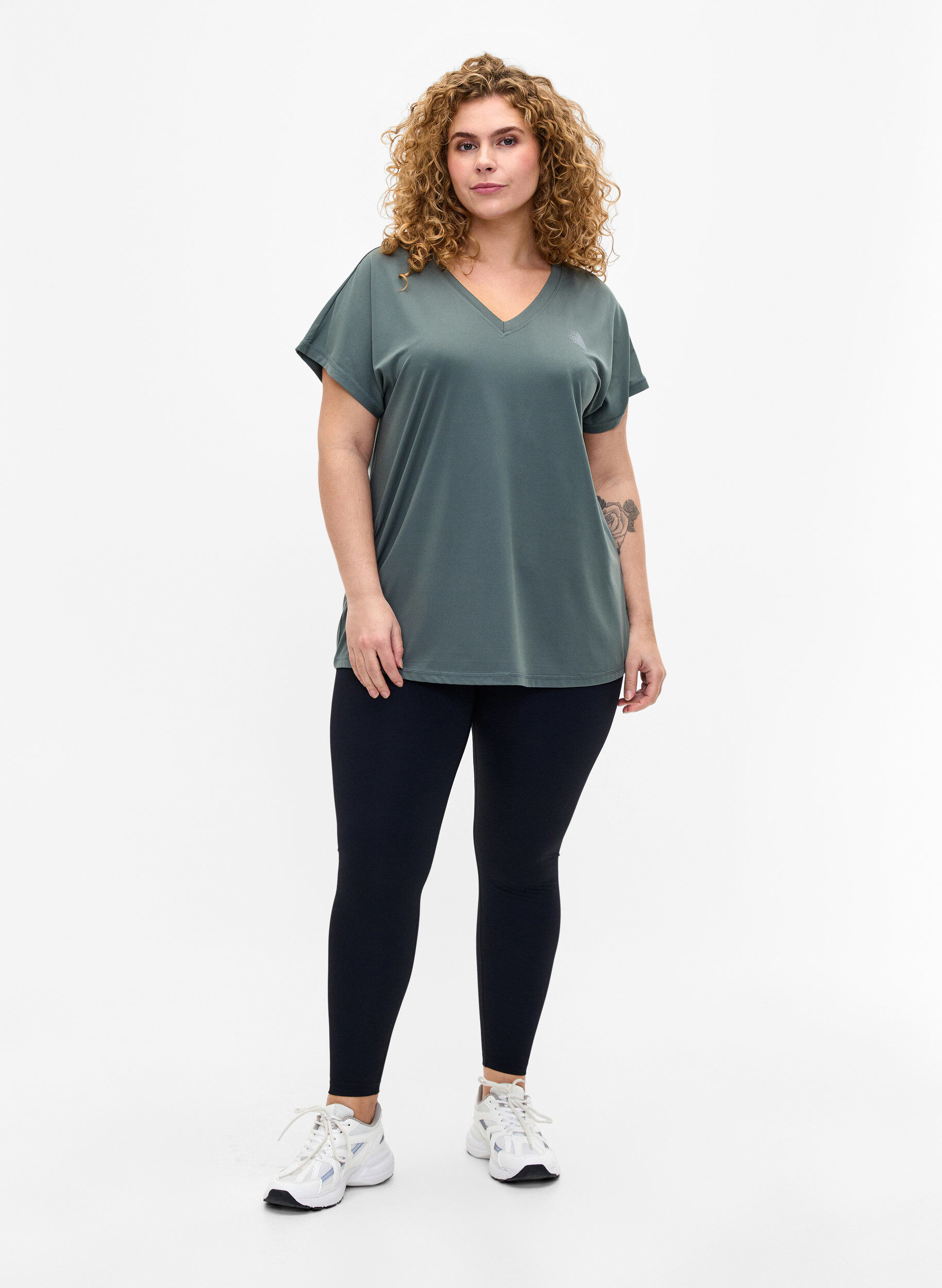 Zizzi Los trainings-T-shirt met v-hals, Balsam Green, Model image number 2