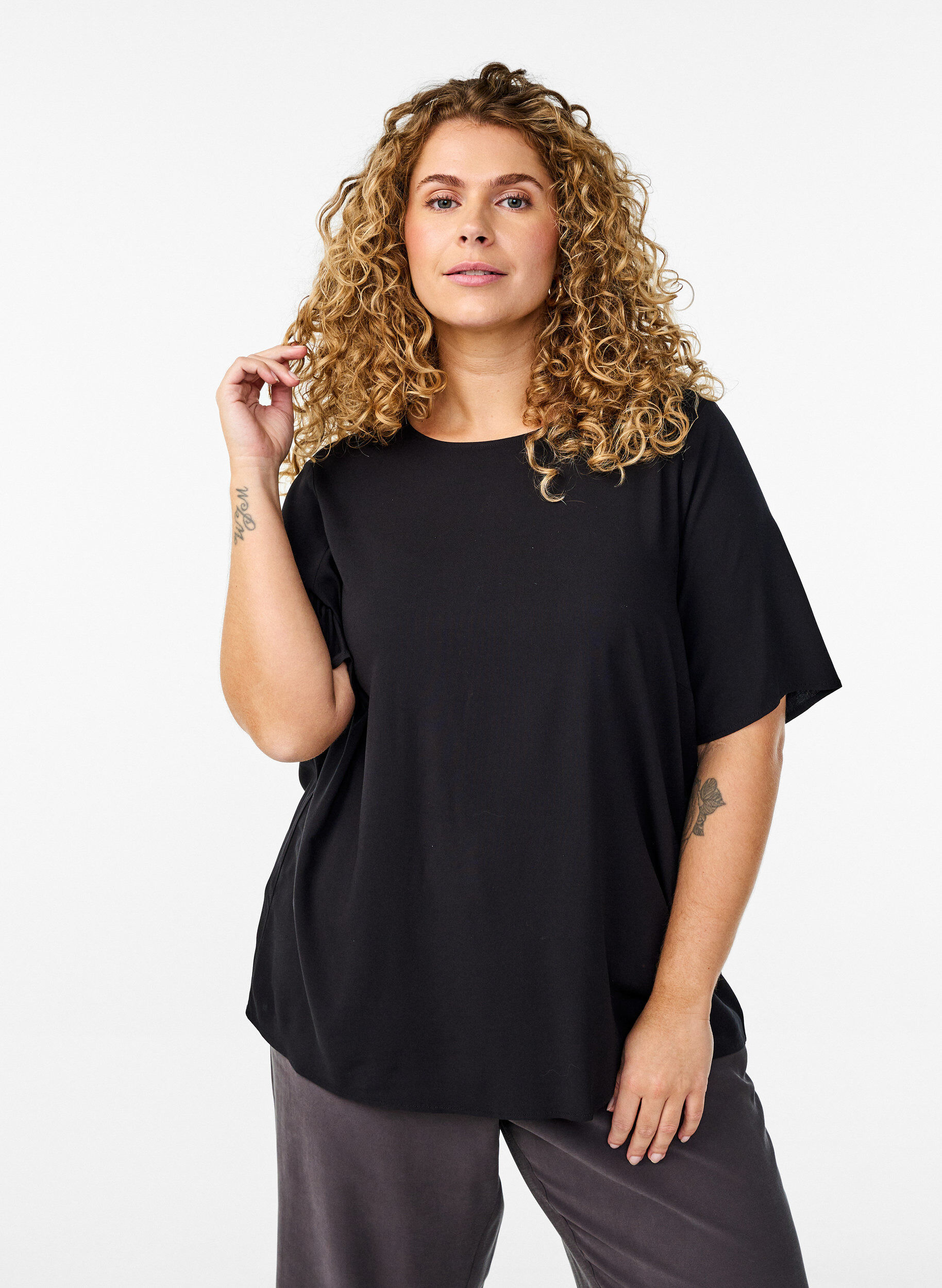 Geweven blouse met korte mouwen en ronde hals, Zwart, Model