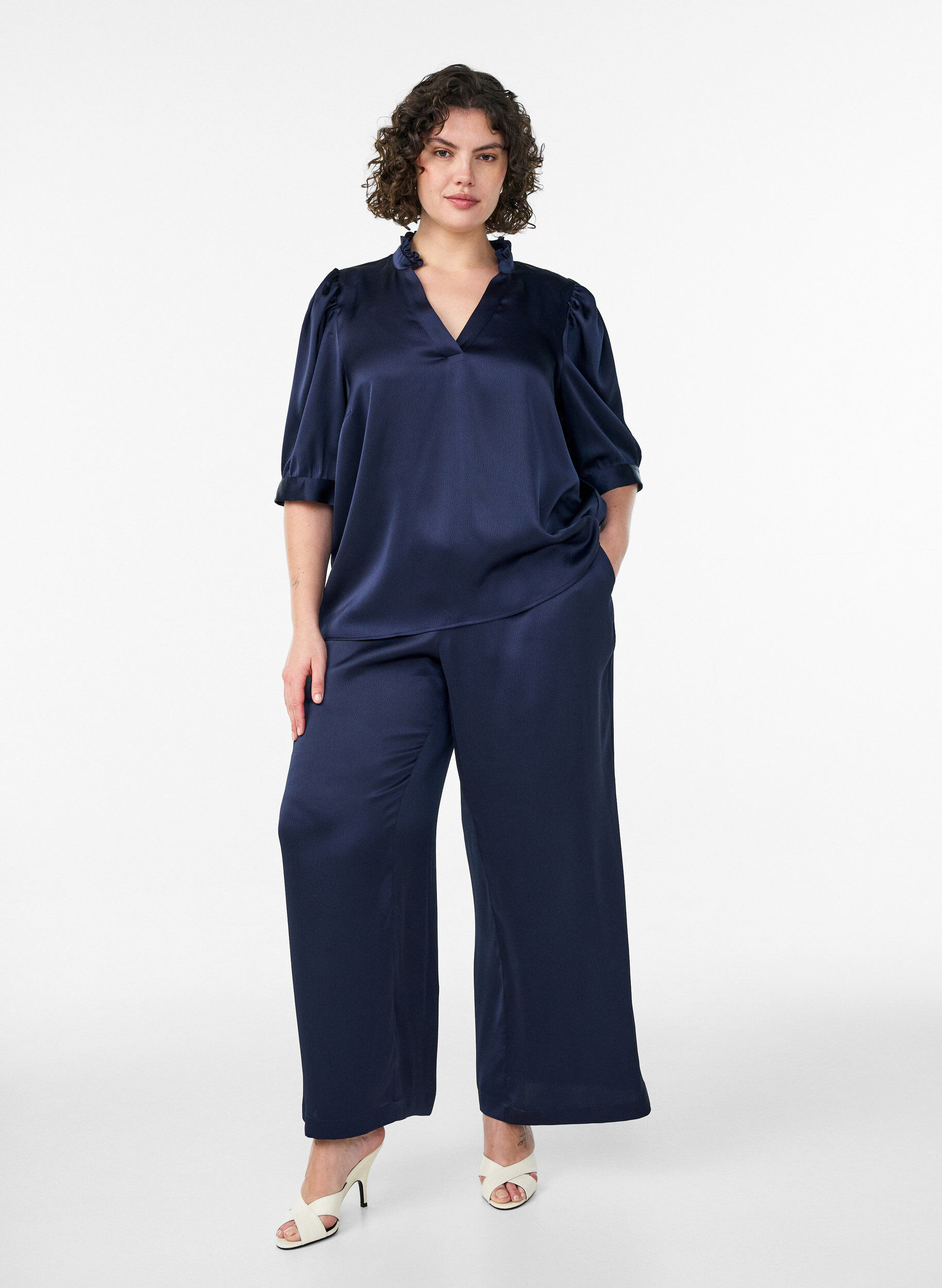 ZizziBlouse met satinlook, 1/2-mouwen en rucheskraag, Blauw, Model image number 1