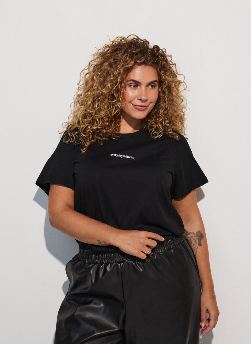 Katoenen T-shirt met tekstbadge, Zwart, Model image number 0